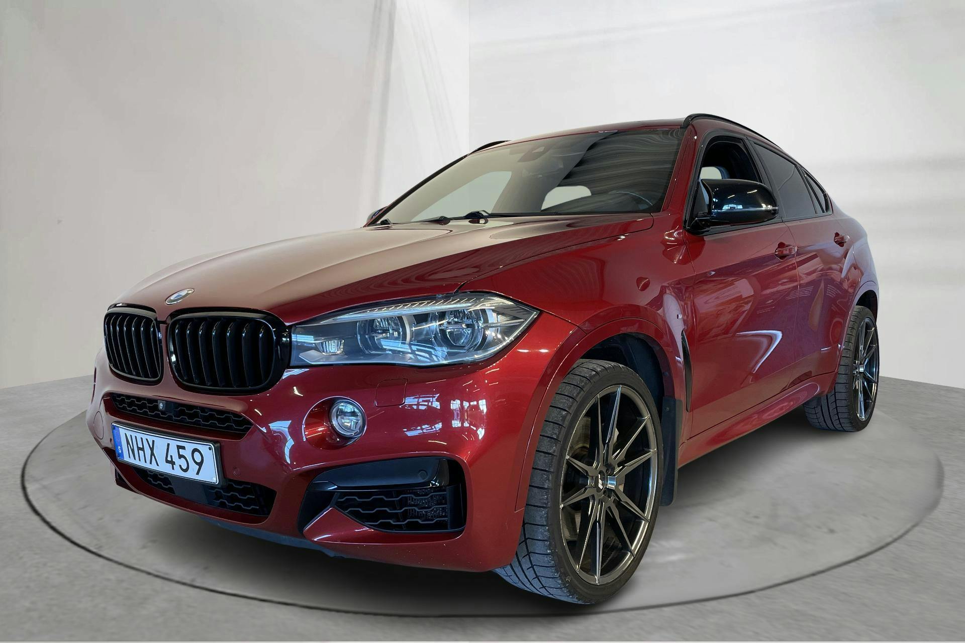 Presentationsfoto 1 av 18: BMW X6 M50d, F16 (381hk) - 17 014 mil - Automat - röd - 2016