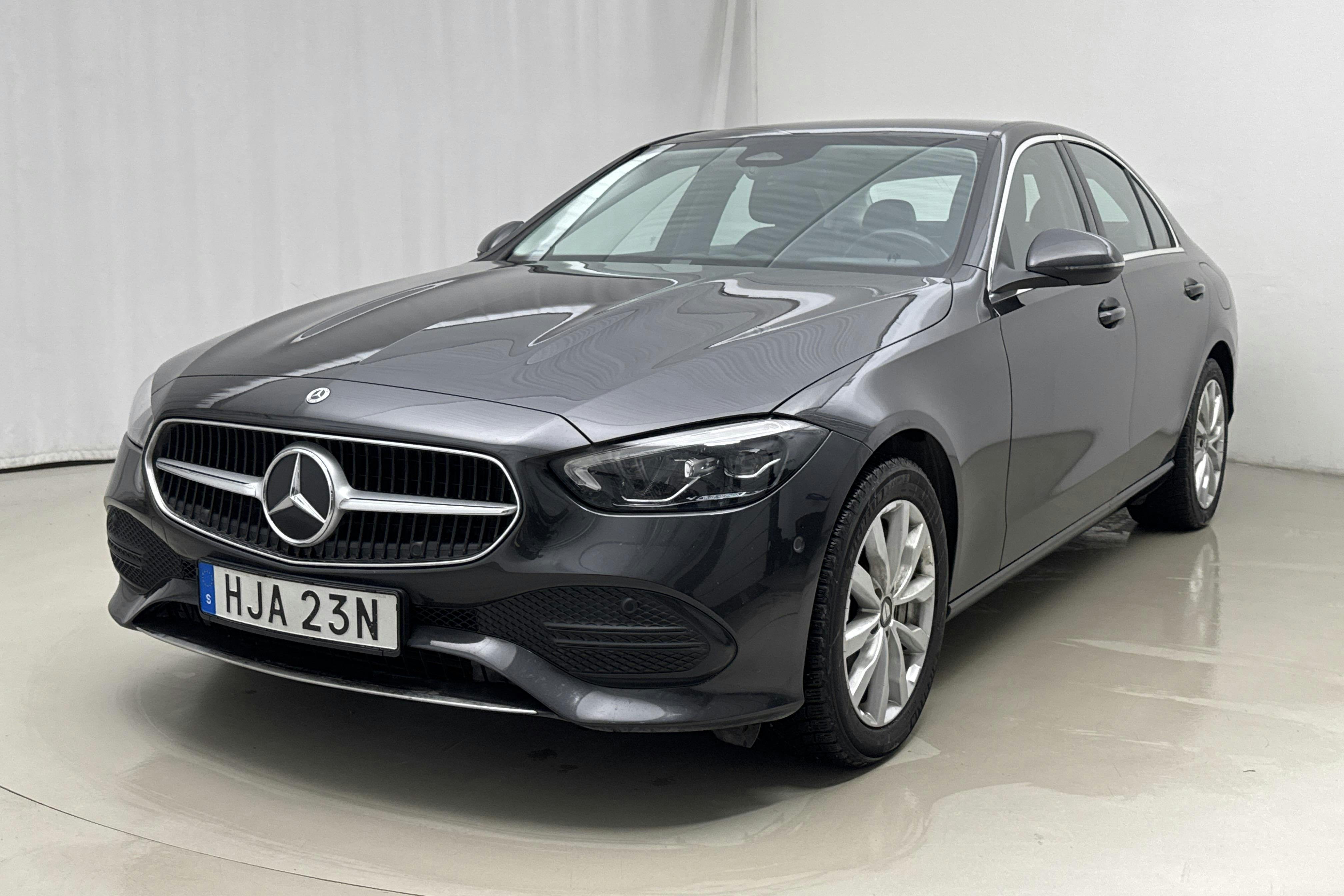 Presentationsfoto 1 av 20: Mercedes C 300 e Sedan W206 (333hk) - 7 237 mil - Automat - grå - 2023