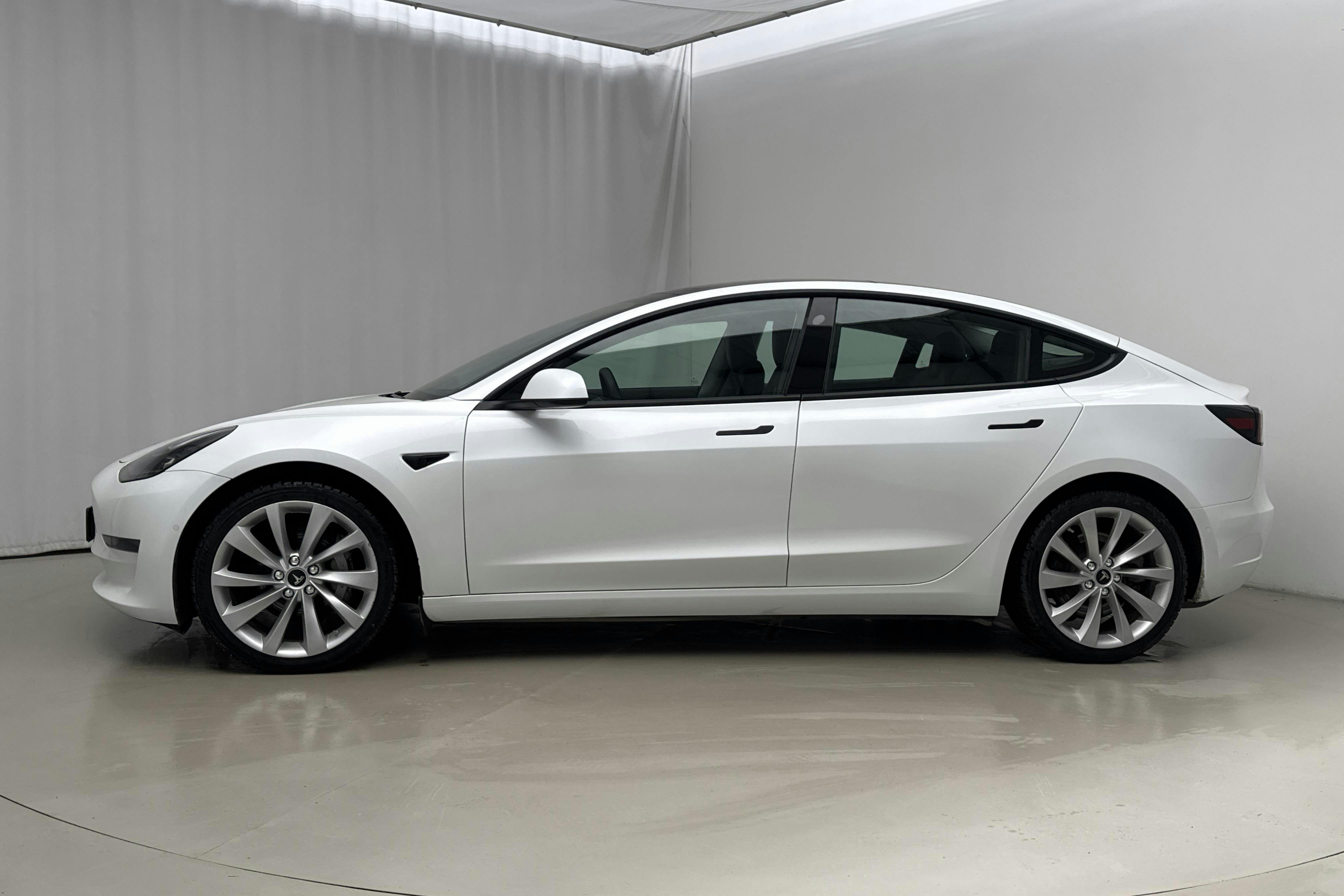 Presentationsfoto 2 av 26: Tesla Model 3 Long Range Dual Motor AWD - 17 009 mil - Automat - vit - 2021