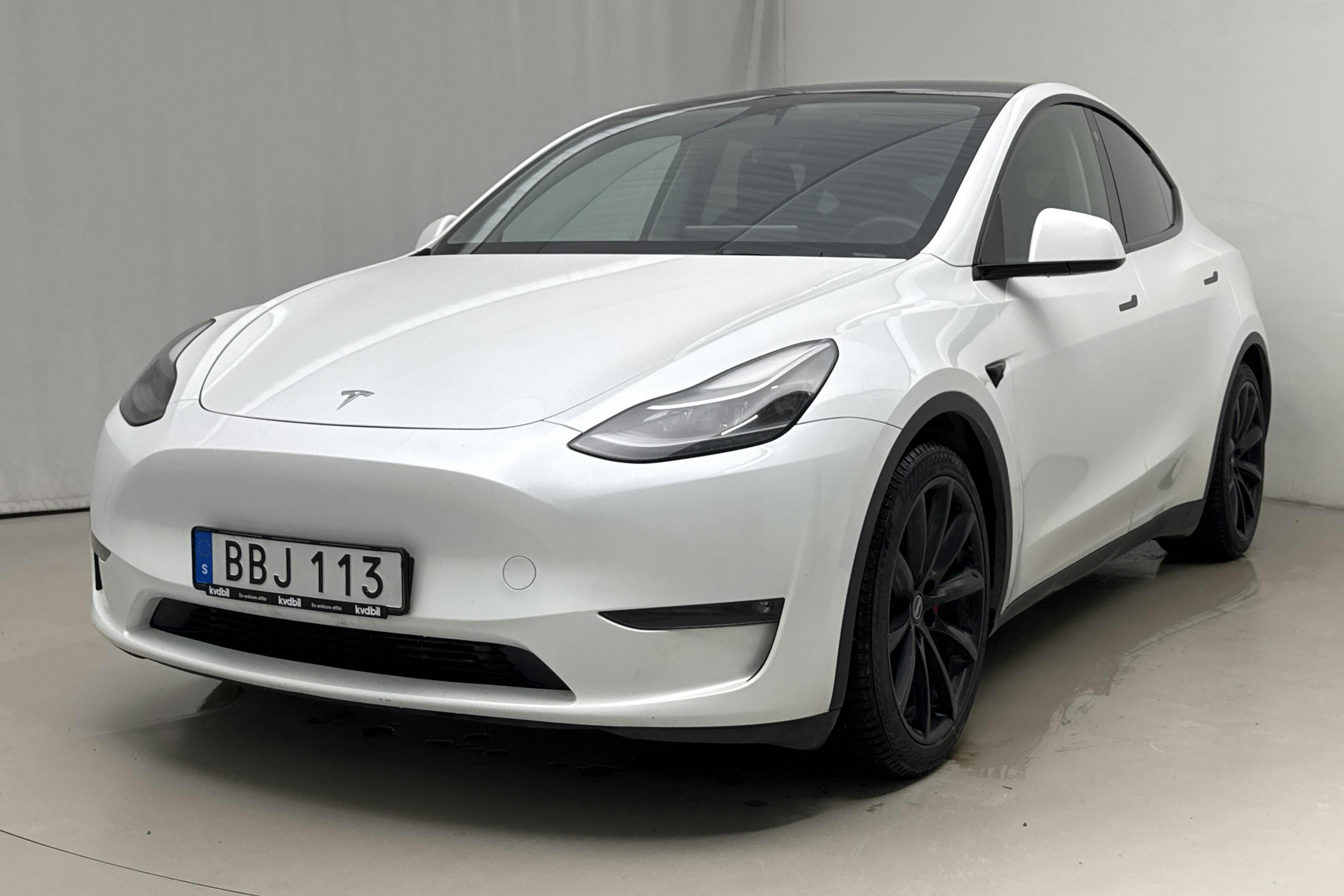 Presentationsfoto 1 av 24: Tesla Model Y Performance Dual Motor AWD - 15 653 mil - Automat - vit - 2023