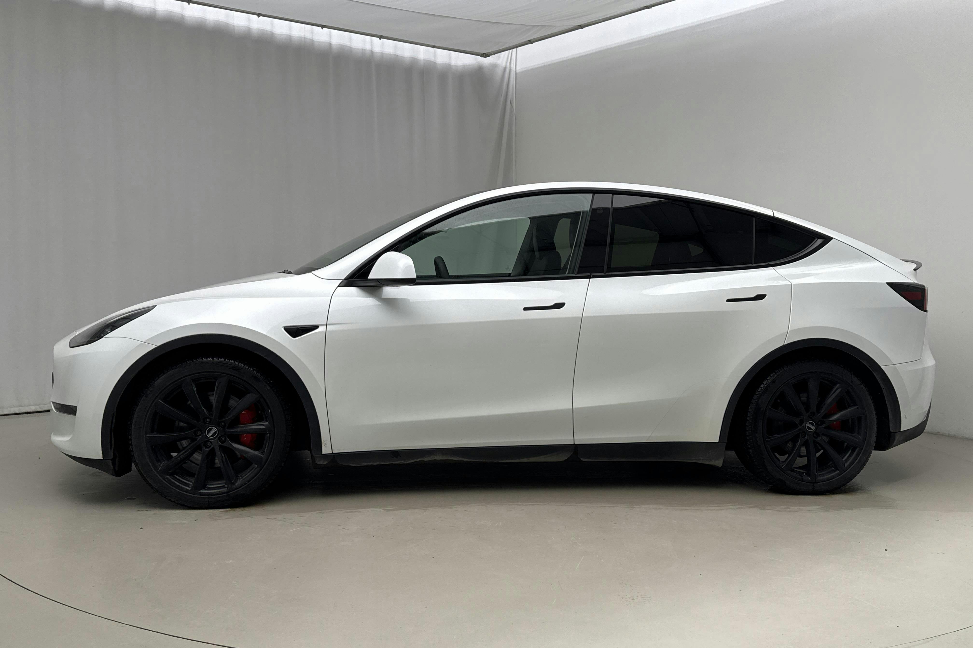 Presentationsfoto 2 av 24: Tesla Model Y Performance Dual Motor AWD - 15 653 mil - Automat - vit - 2023