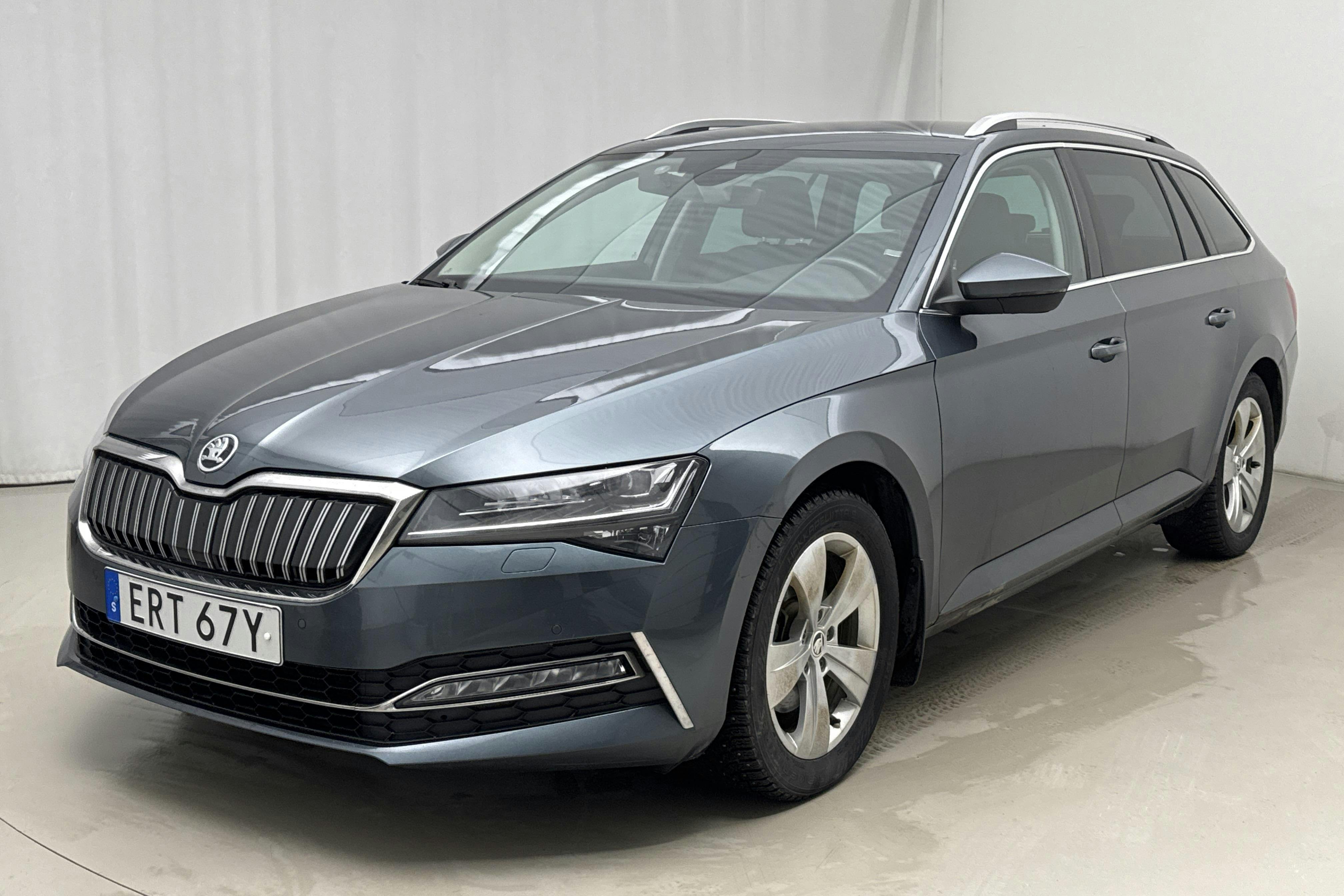 Presentationsfoto 1 av 17: Skoda Superb 1.4 TSI PHEV Kombi (218hk) - 17 525 mil - Automat - grå - 2021