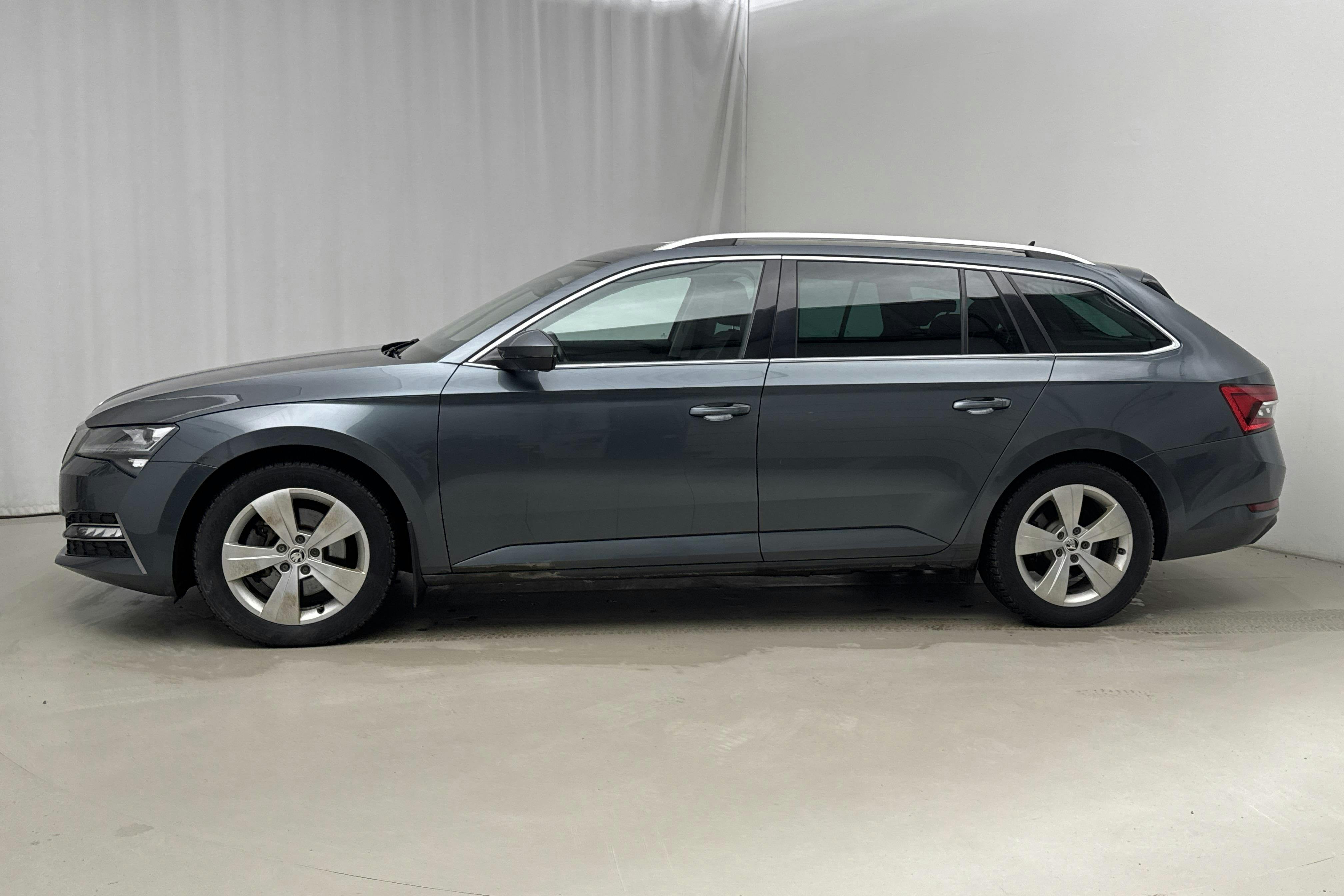 Presentationsfoto 2 av 17: Skoda Superb 1.4 TSI PHEV Kombi (218hk) - 17 525 mil - Automat - grå - 2021