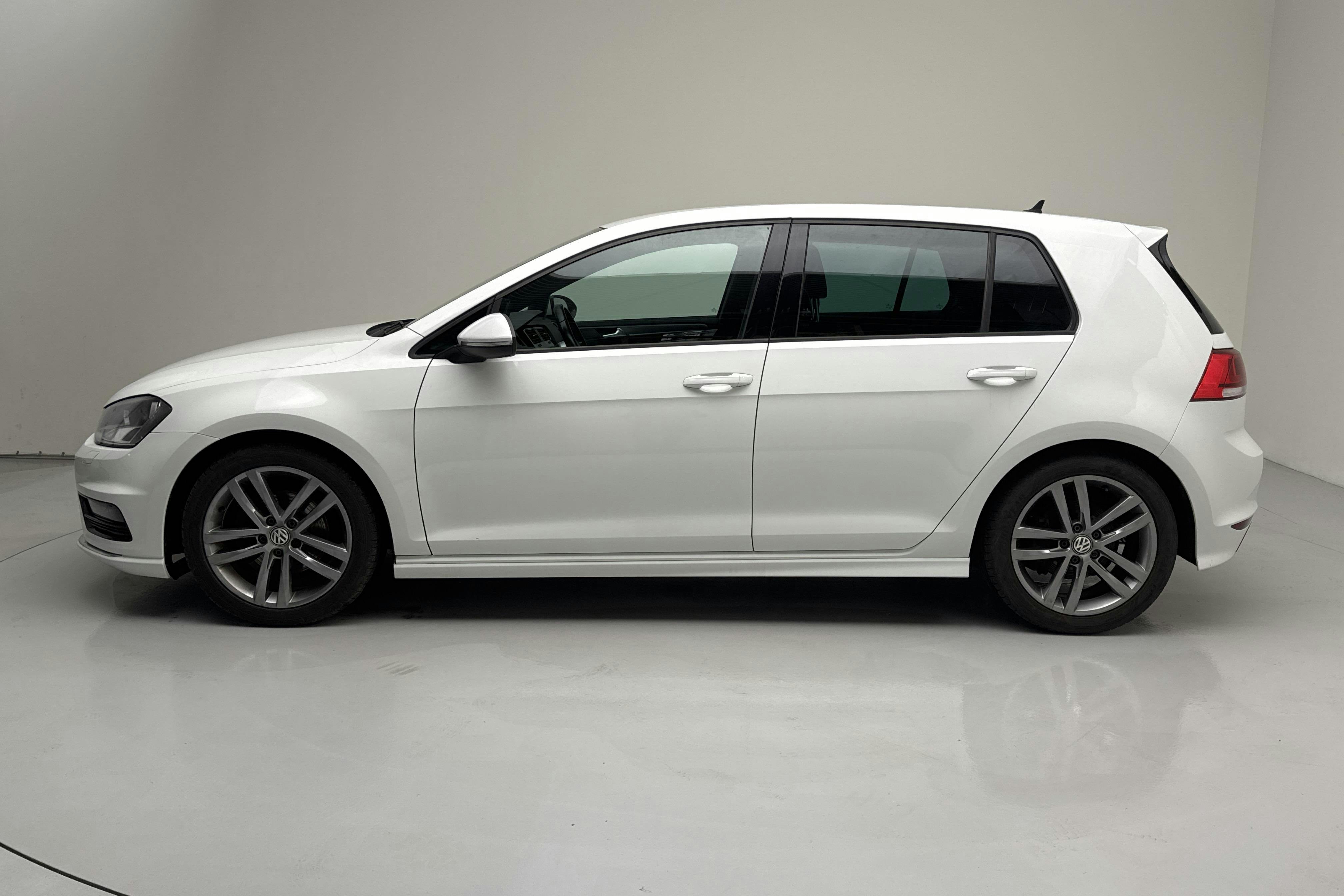 Presentationsfoto 2 av 12: VW Golf VII 1.4 TSI 5dr (150hk) - 10 632 mil - Manuell - vit - 2017