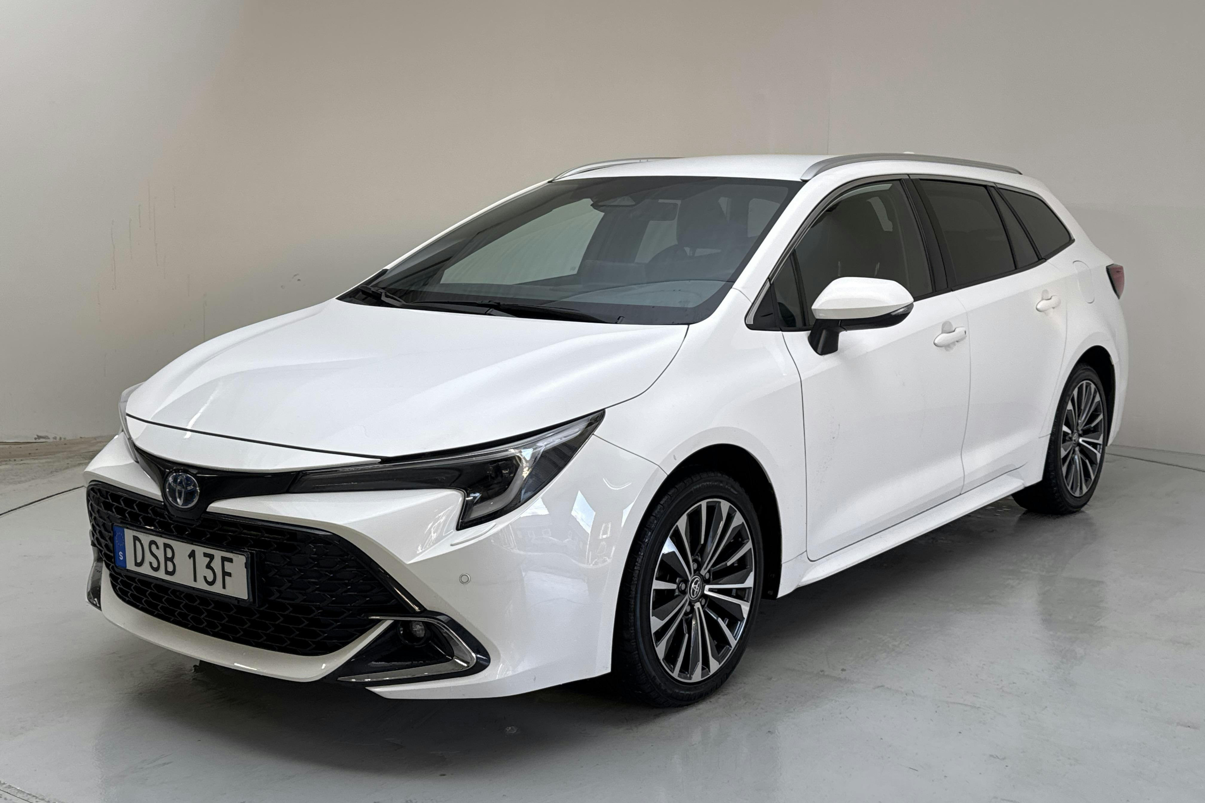 Presentationsfoto 1 av 14: Toyota Corolla 1.8 Hybrid Touring Sports (140hk) - 6 637 mil - Automat - vit - 2024