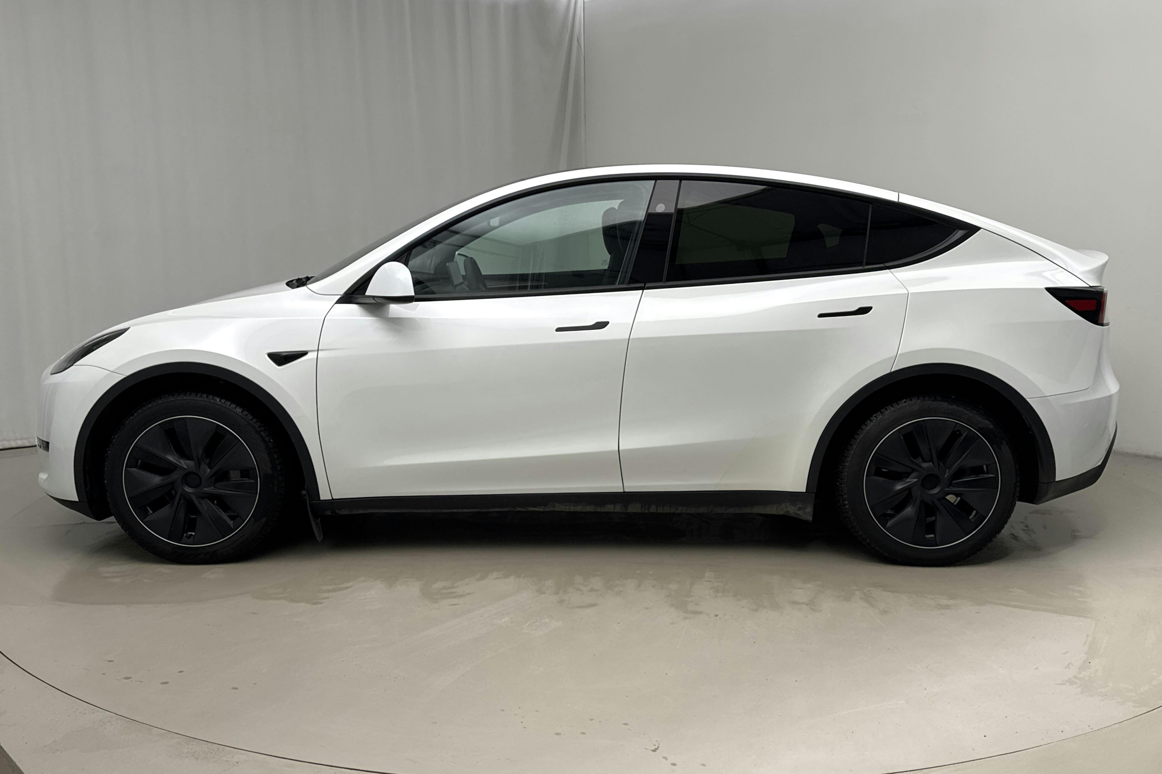 Presentation photo 2 of 19: Tesla Model Y Long Range Dual Motor AWD - 24 050 km - Automatic - white - 2024