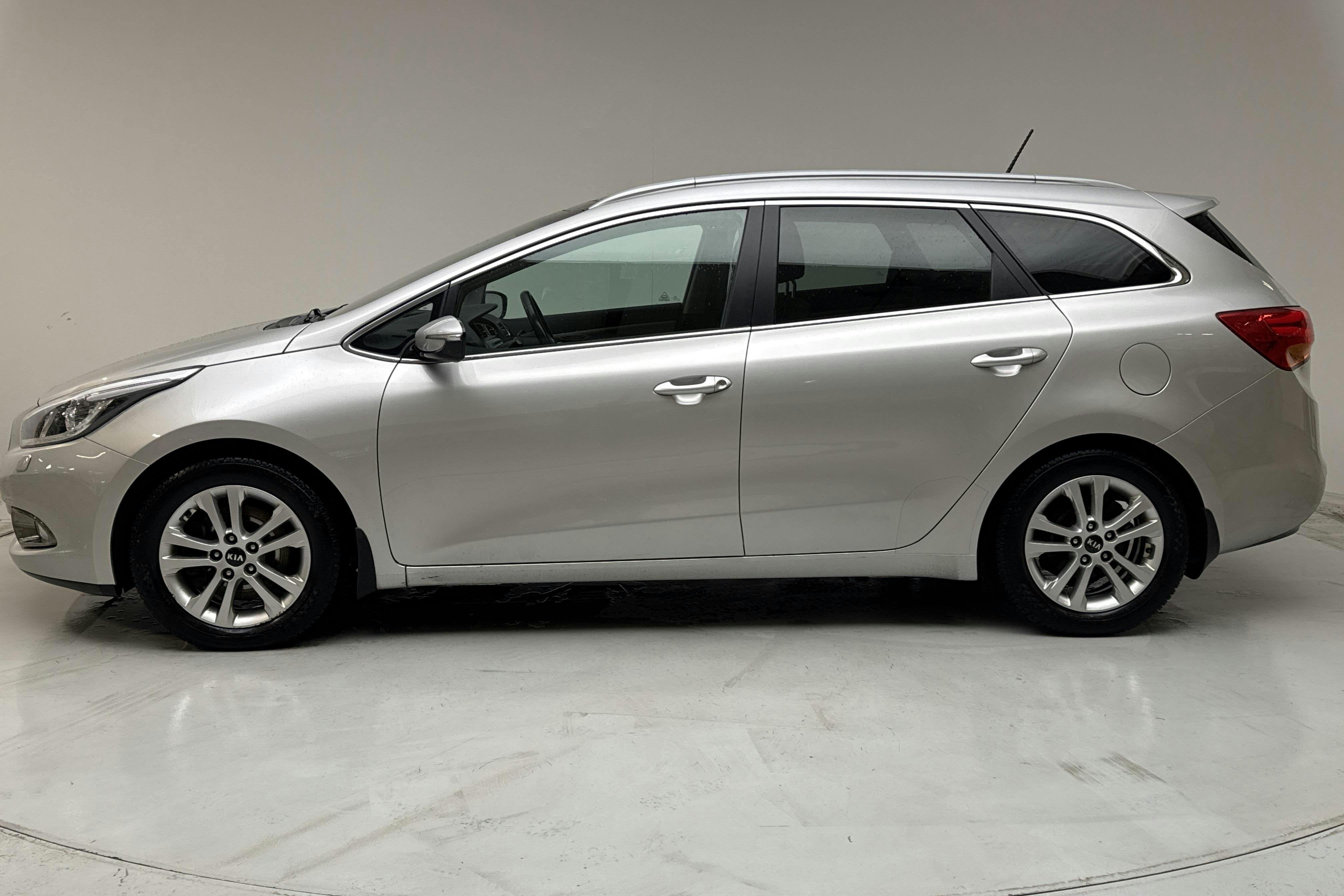 Presentation photo 2 of 14: KIA Cee'd 1.6 CRDi SW (128hk) - 141 060 km - Manual - gray - 2014