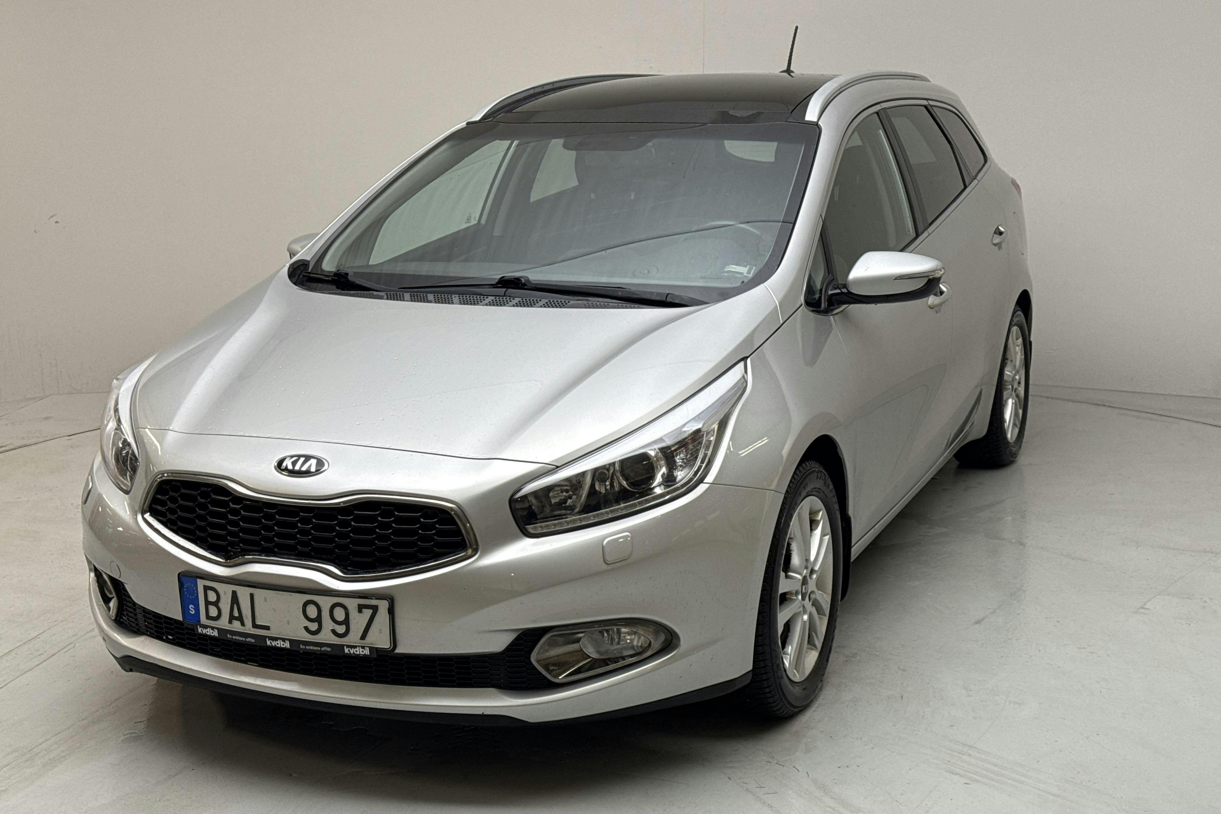Presentation photo 1 of 14: KIA Cee'd 1.6 CRDi SW (128hk) - 141 060 km - Manual - gray - 2014
