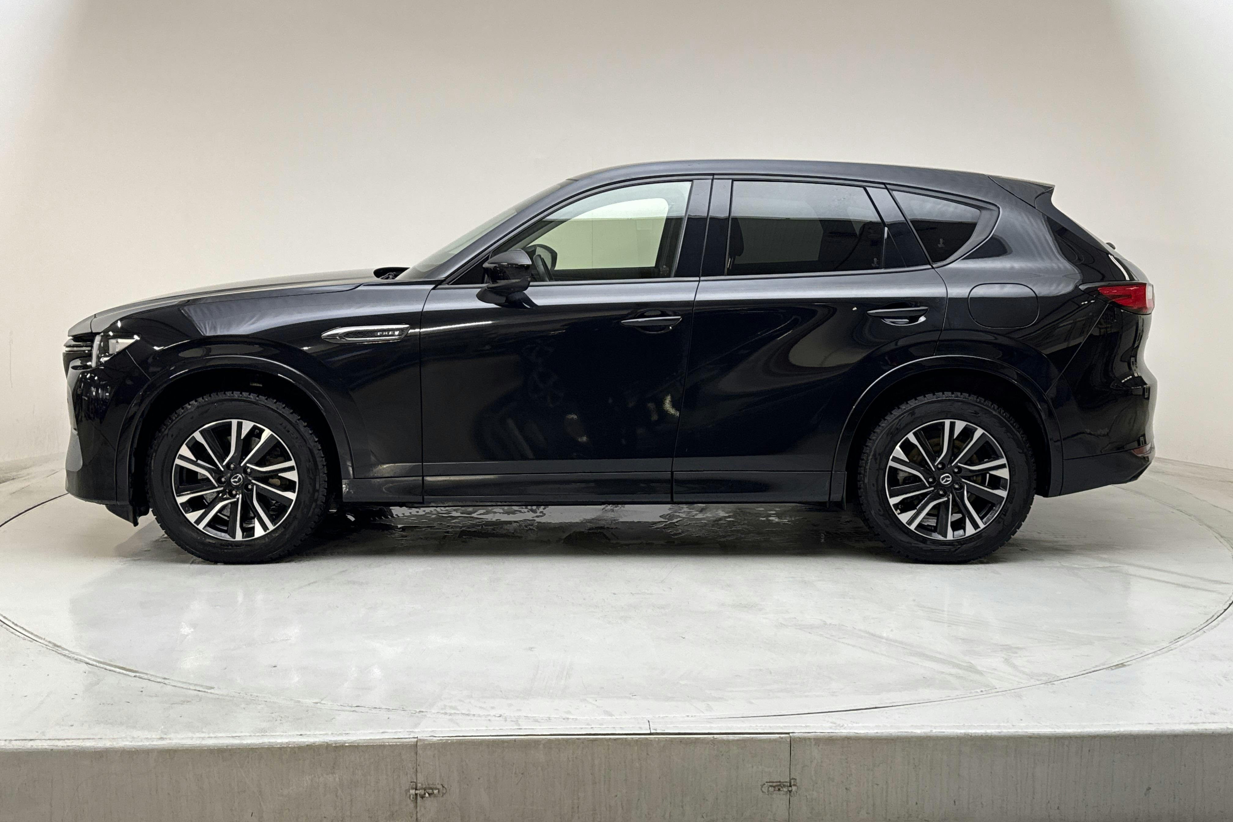 Præsentationsfoto 2 af 18: Mazda CX-60 e-Skyactiv PHEV AWD (327hk) - 82 480 kilometer - Salgsautomat - Sort - 2024