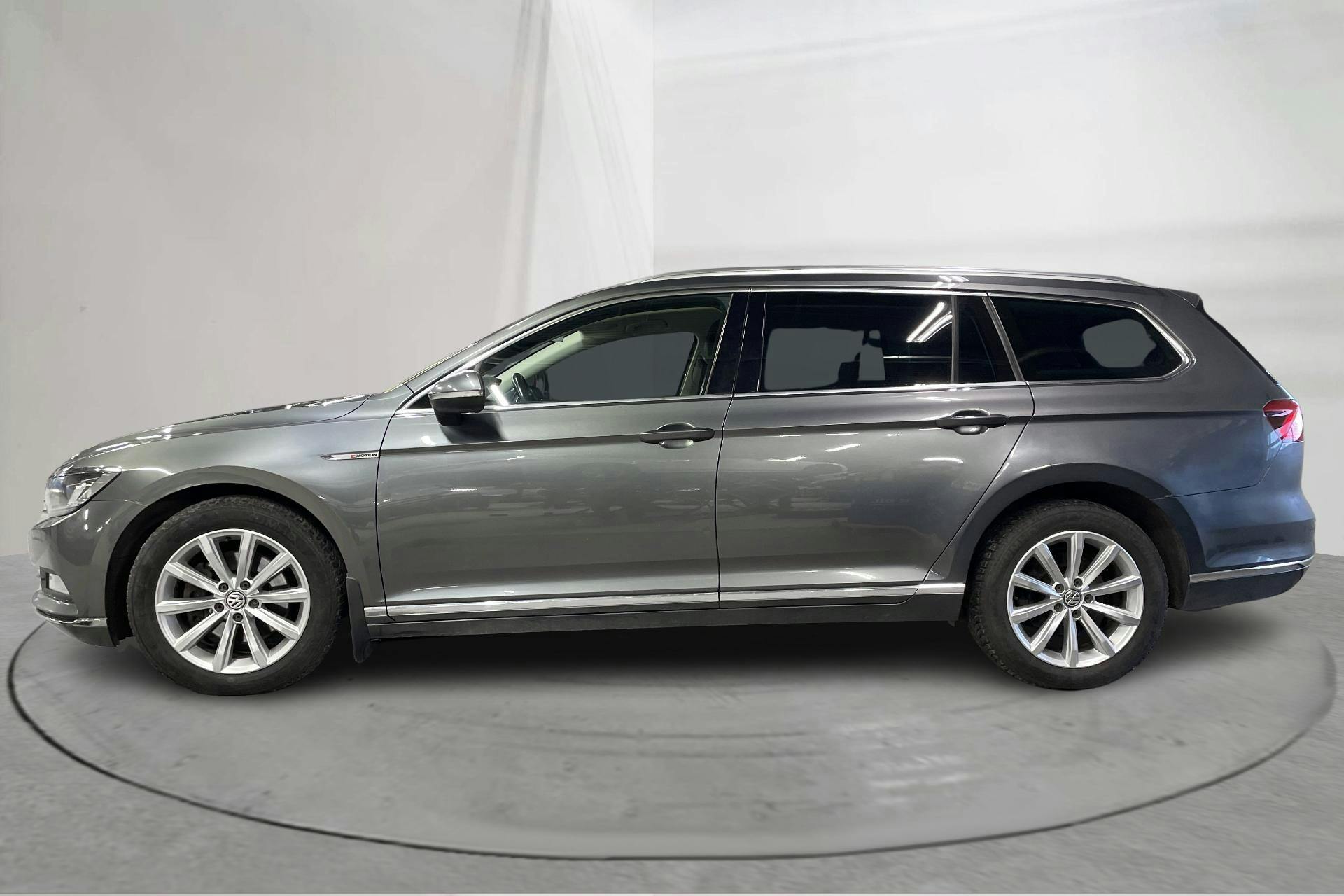 Præsentationsfoto 2 af 14: VW Passat 2.0 TDI Sportscombi 4MOTION (190hk) - 263 760 kilometer - Salgsautomat - Dark Grey - 2016