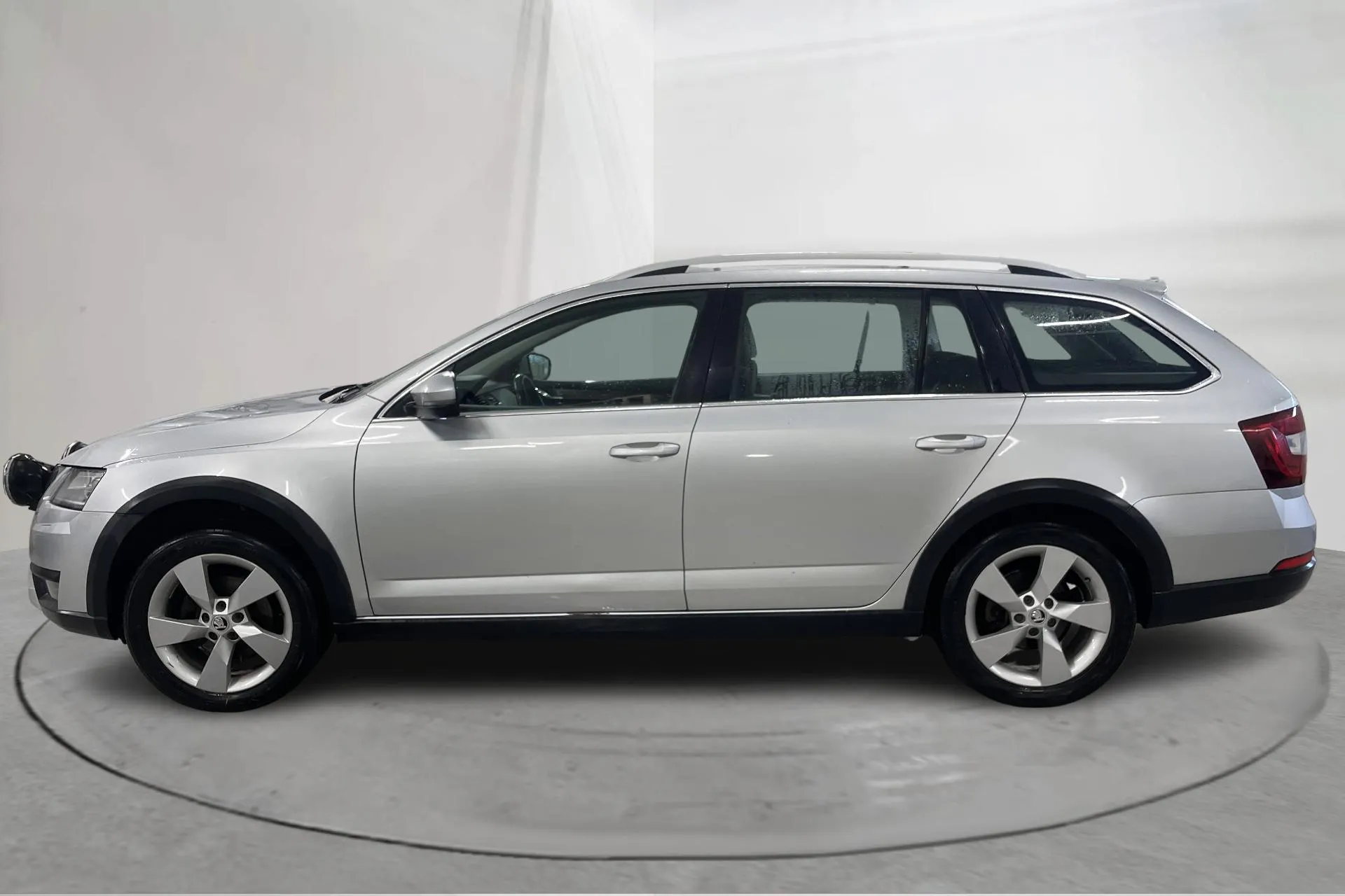 Presentationsfoto 2 av 16: Skoda Octavia Scout II 2.0 TDI 4X4 (150hk) - 22 776 mil - Automat - silver - 2018