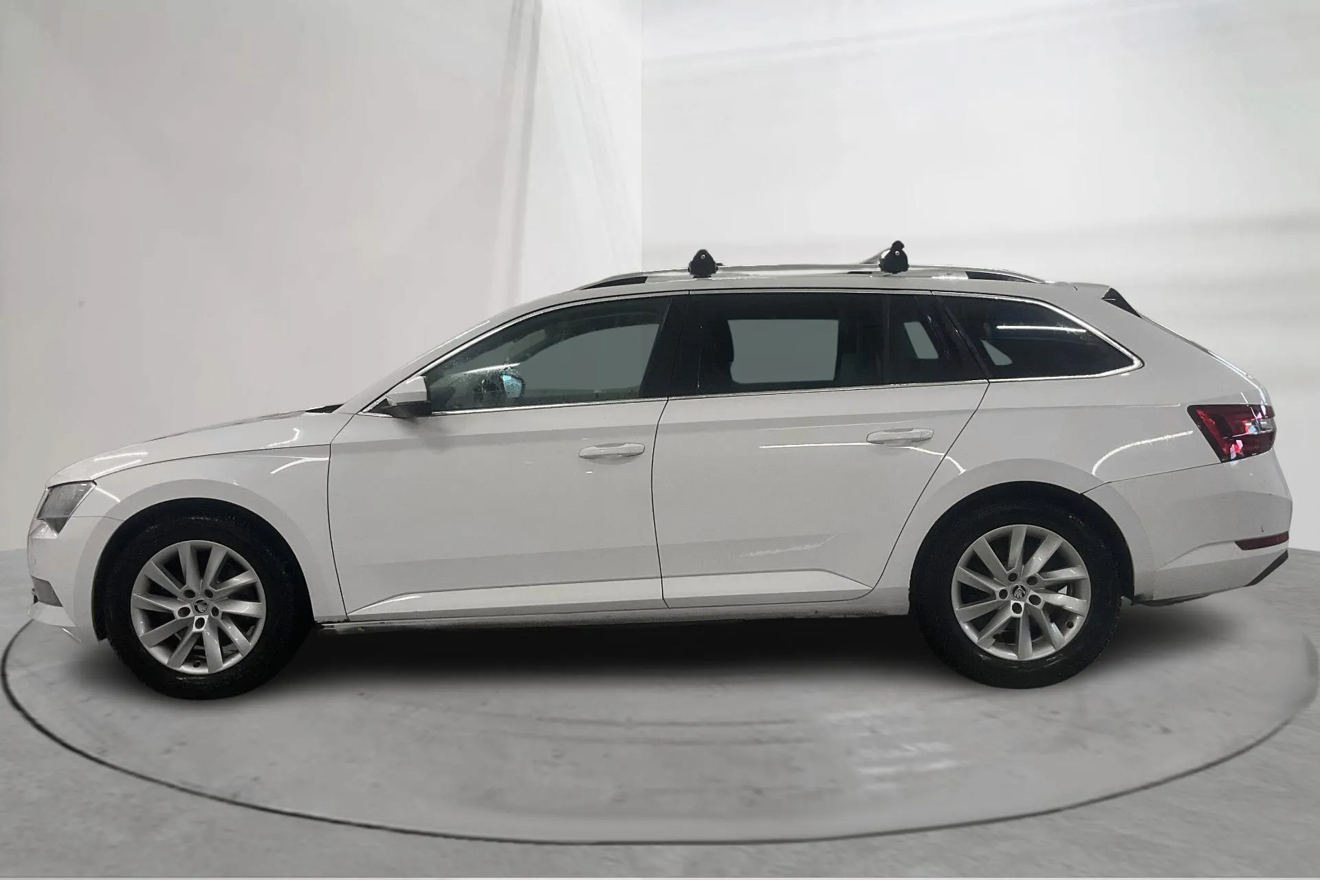 Presentationsfoto 2 av 25: Skoda Superb 2.0 TDI 4x4 Kombi (190hk) - 28 060 mil - Automat - vit - 2019