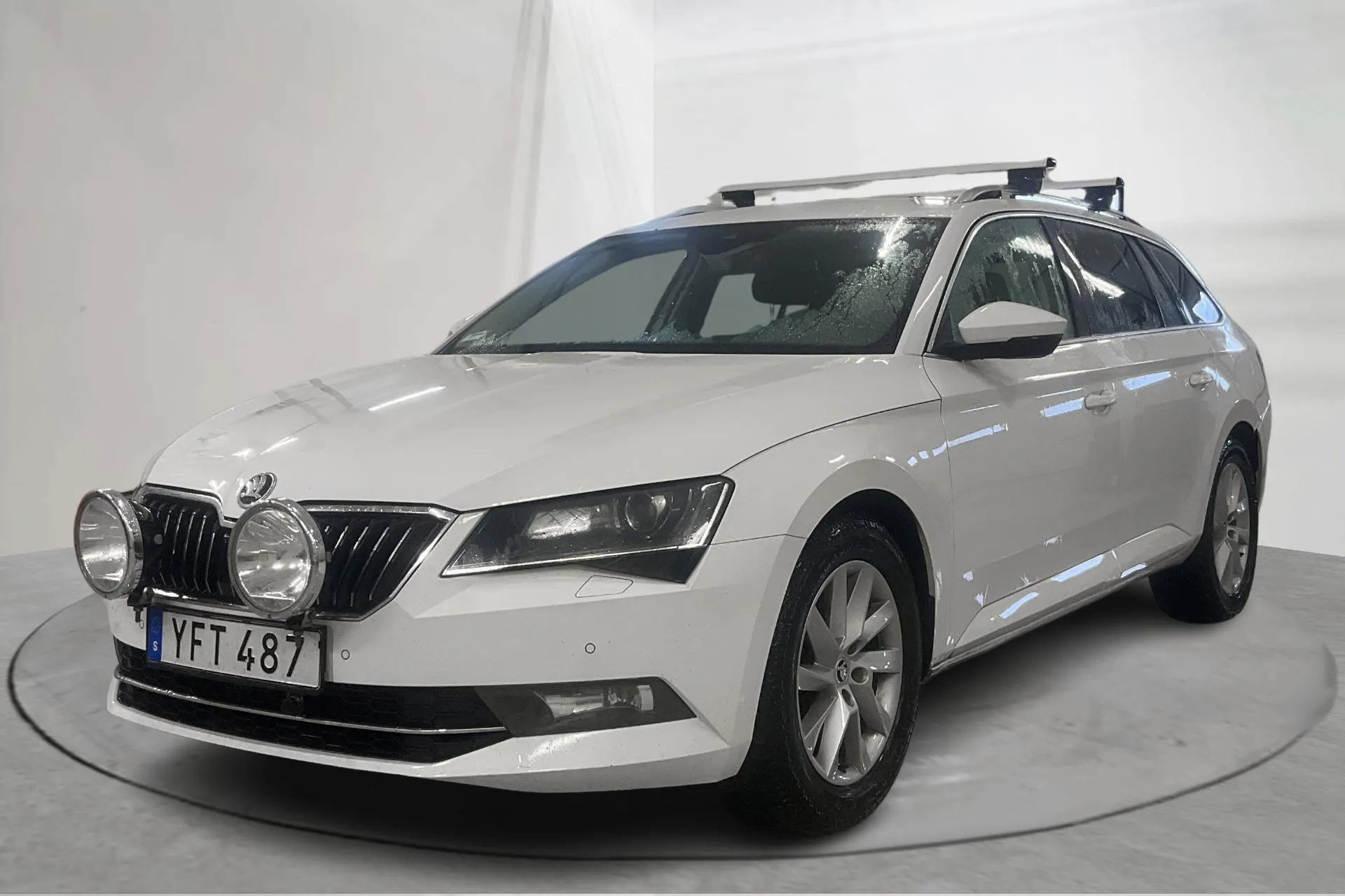 Presentationsfoto 1 av 25: Skoda Superb 2.0 TDI 4x4 Kombi (190hk) - 28 060 mil - Automat - vit - 2019