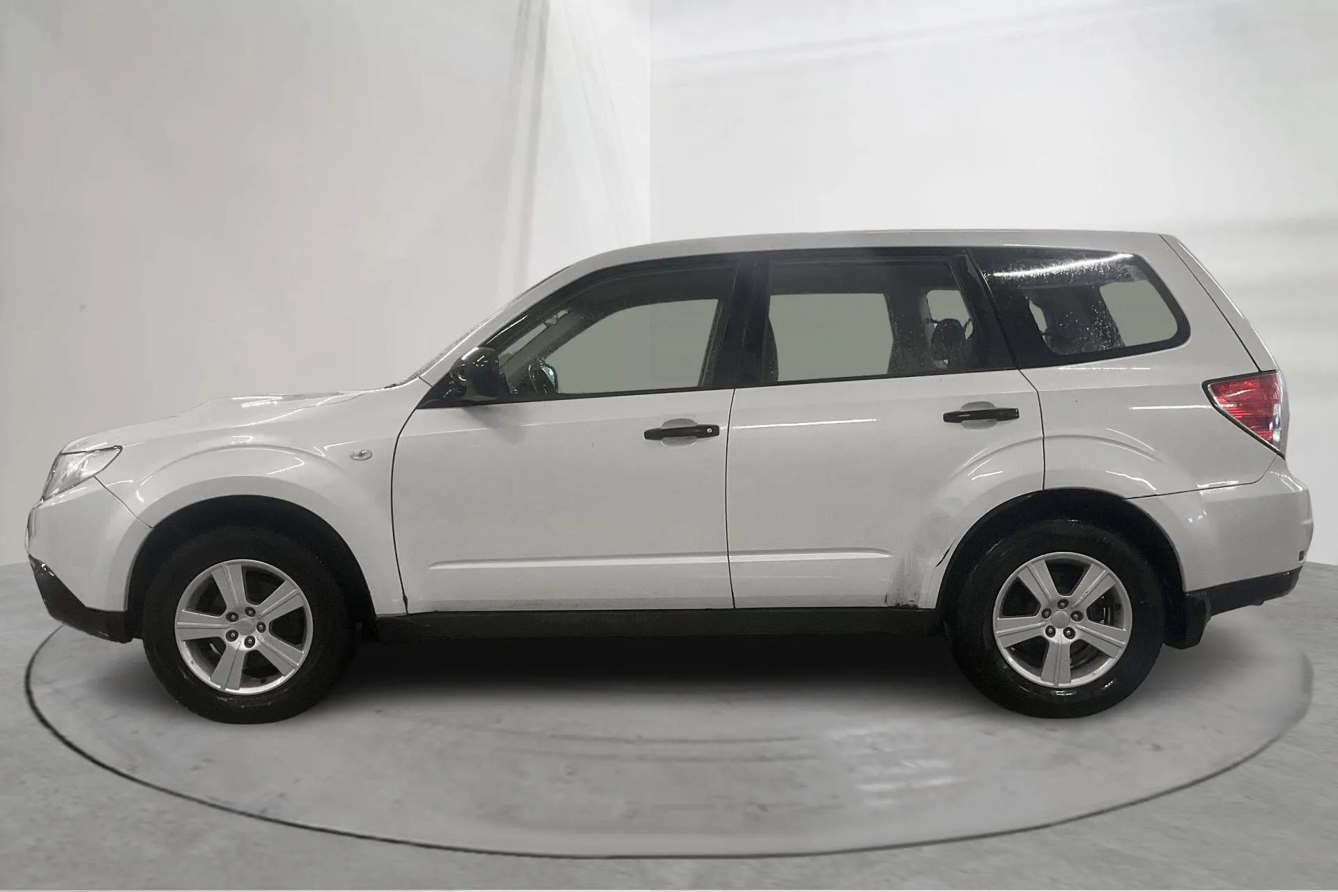 Presentationsfoto 2 av 14: Subaru Forester 2.0D (147hk) - 21 715 mil - Manuell - vit - 2011