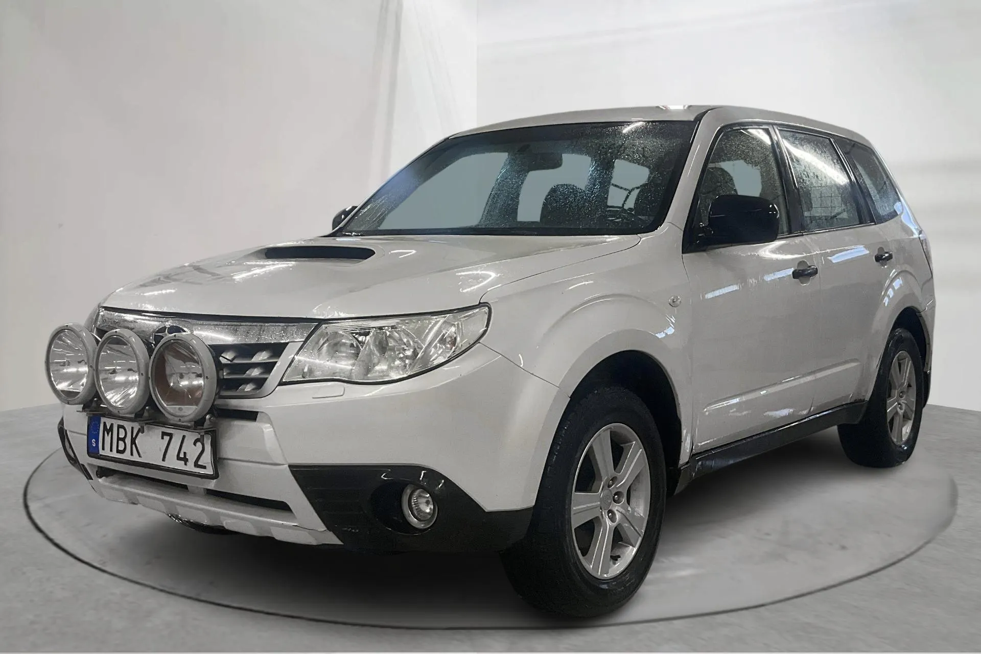 Presentationsfoto 1 av 14: Subaru Forester 2.0D (147hk) - 21 715 mil - Manuell - vit - 2011