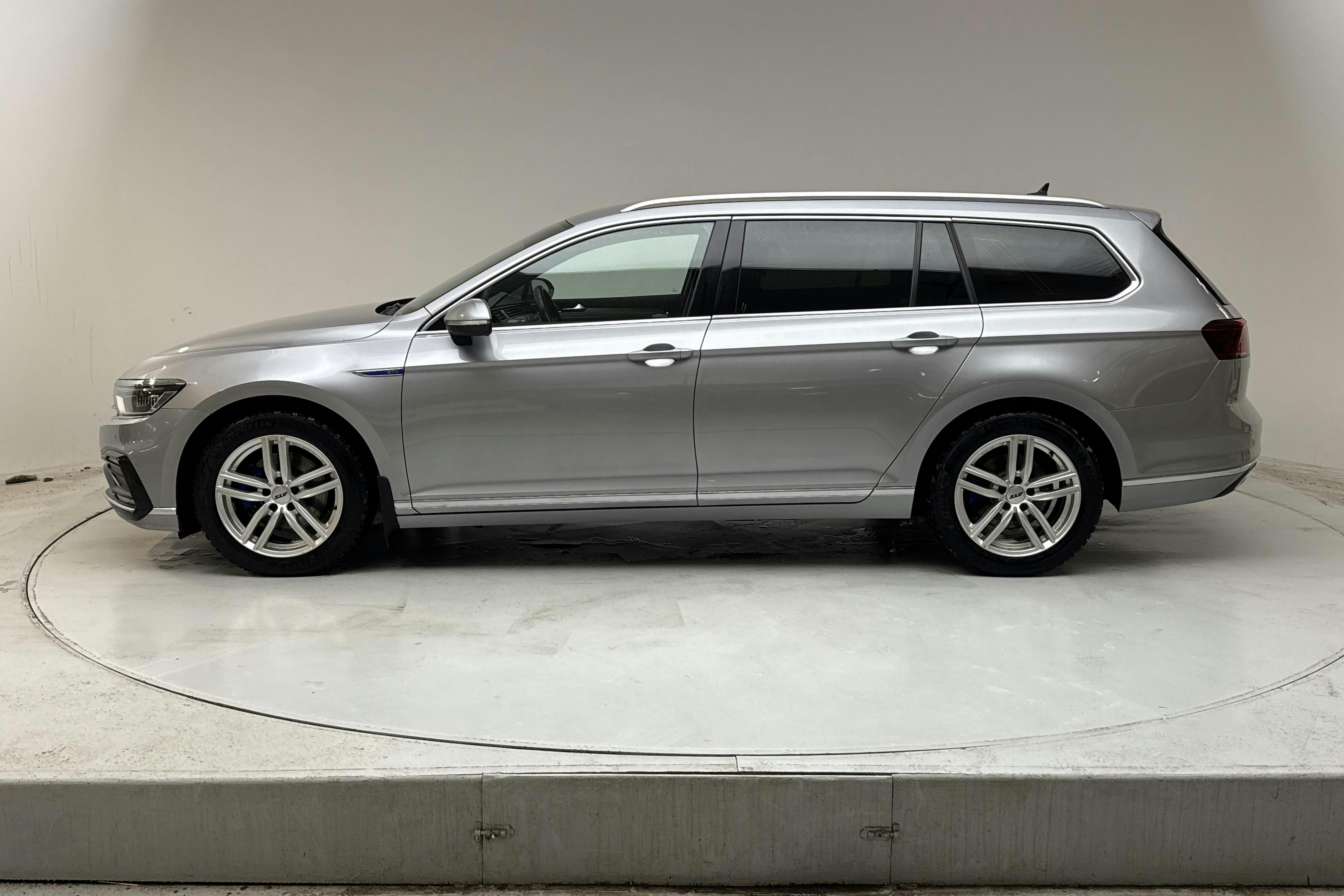 Presentationsfoto 2 av 18: VW Passat 1.4 GTE Sportscombi (218hk) - 17 720 mil - Automat - silver - 2021