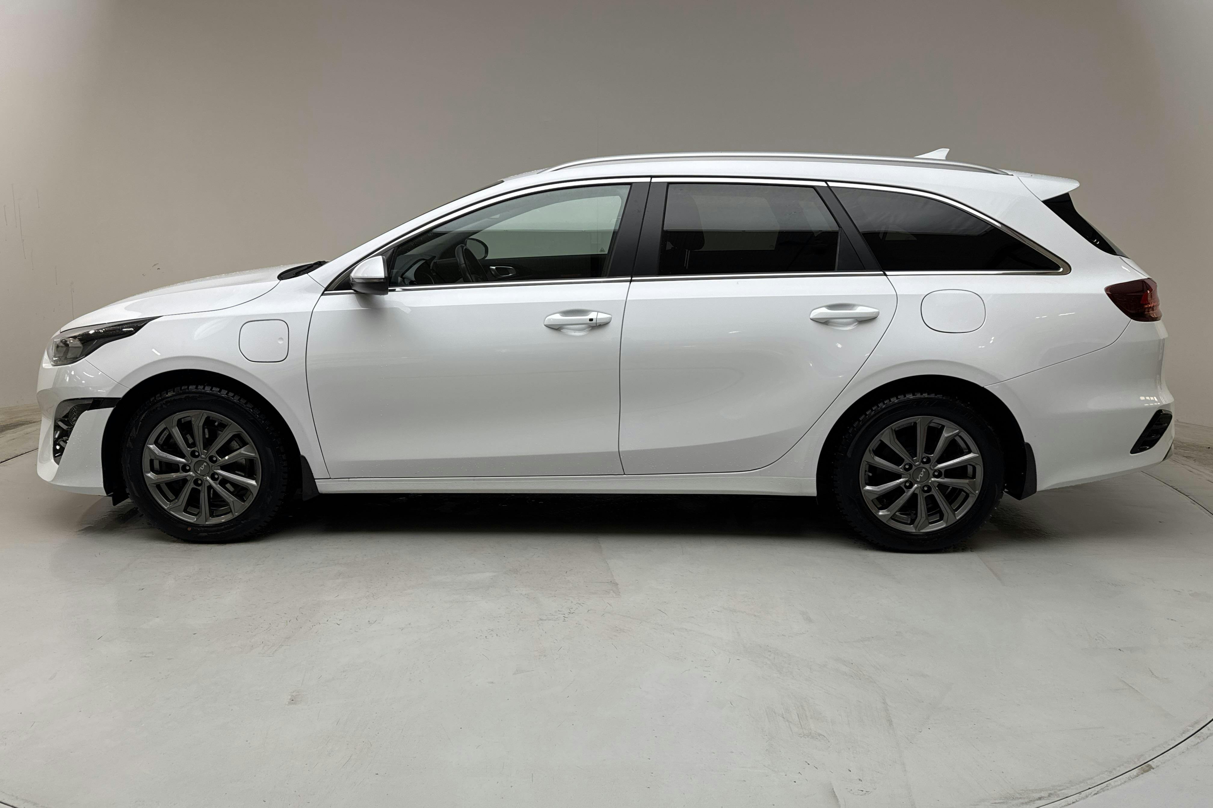 Presentation photo 2 of 16: KIA Ceed 1.6 Plug-in Hybrid SW (141hk) - 68 630 km - Automatic - white - 2023