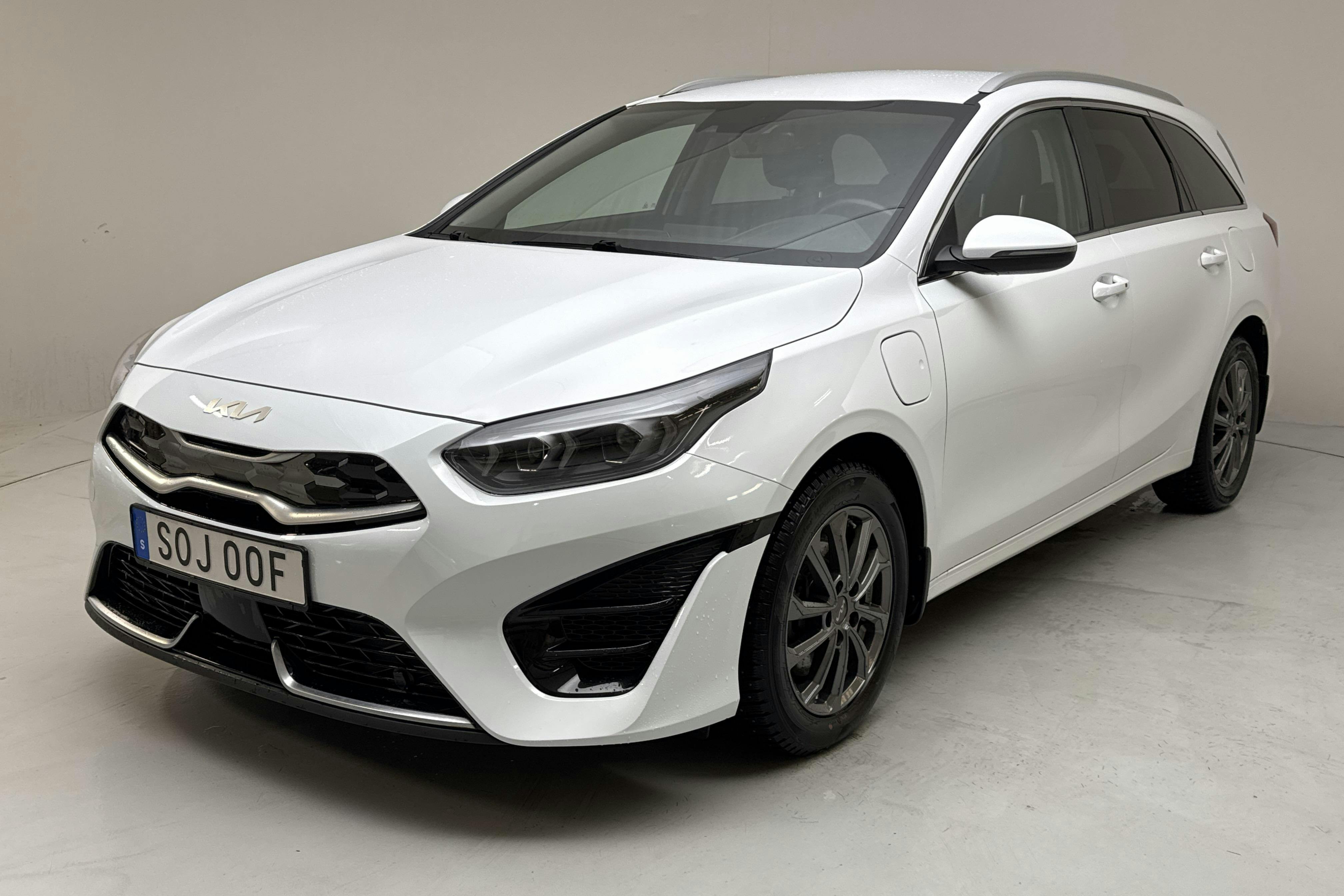 Presentation photo 1 of 16: KIA Ceed 1.6 Plug-in Hybrid SW (141hk) - 68 630 km - Automatic - white - 2023