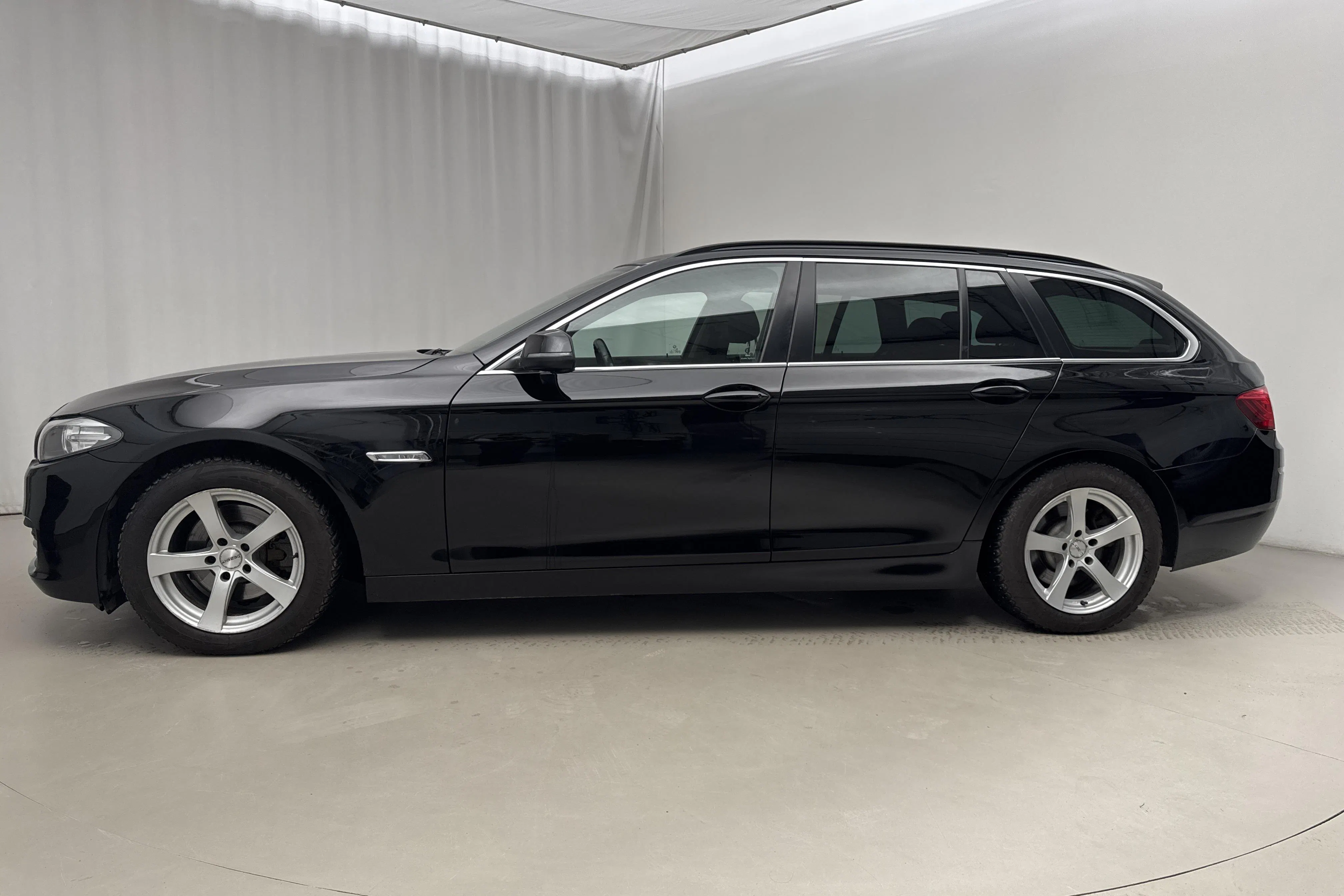 Presentation photo 2 of 17: BMW 520d xDrive Touring, F11 (190hk) - 251 660 km - Automatic - black - 2016