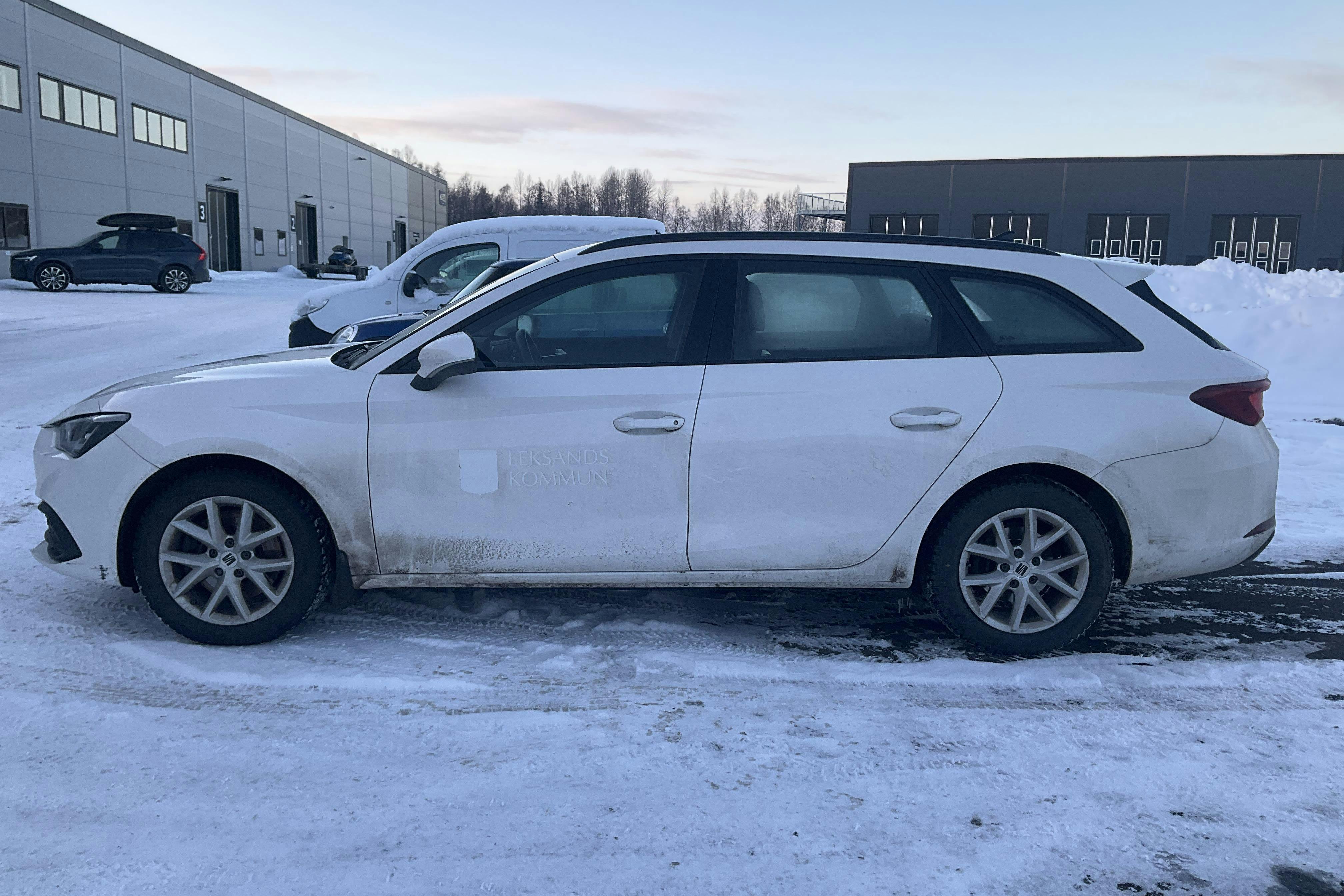 Presentationsfoto 2 av 12: Seat Leon 2.0 TDI 4Drive Sportstourer (150hk) - 15 875 mil - Automat - vit - 2022