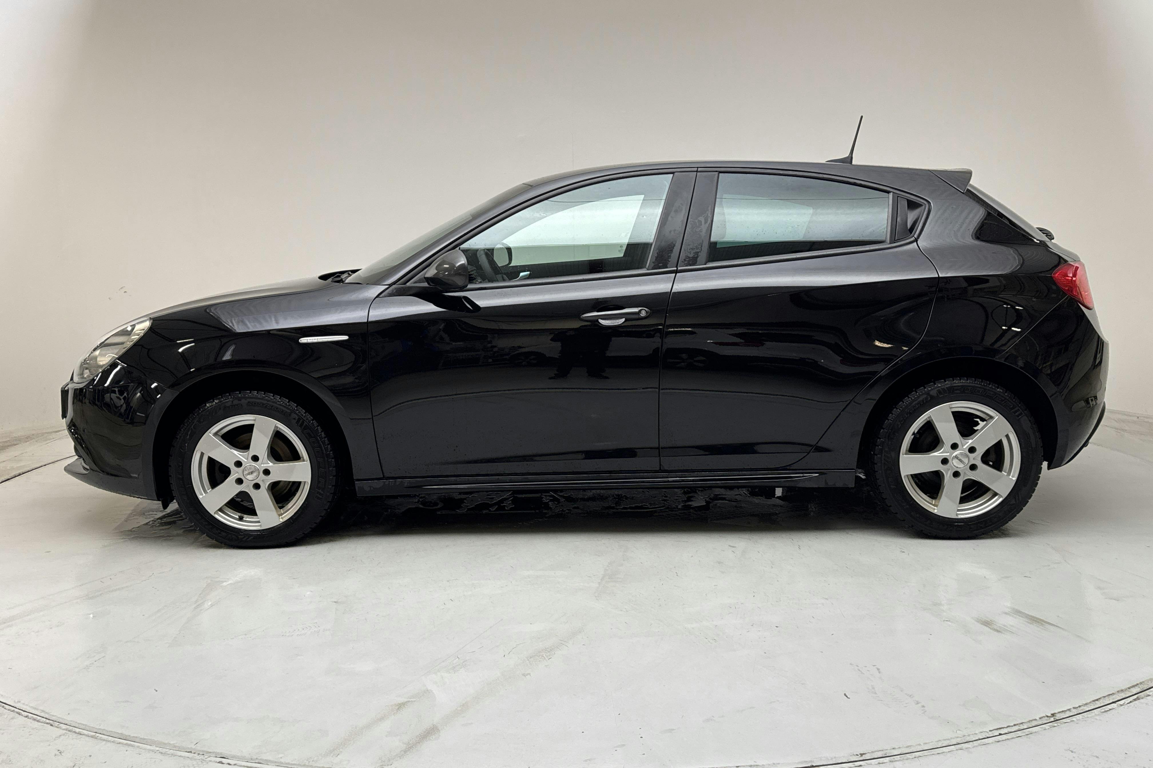 Præsentationsfoto 2 af 14: Alfa Romeo Giulietta 1.4 (120hk) - 74 270 kilometer - Manuel - Sort - 2019