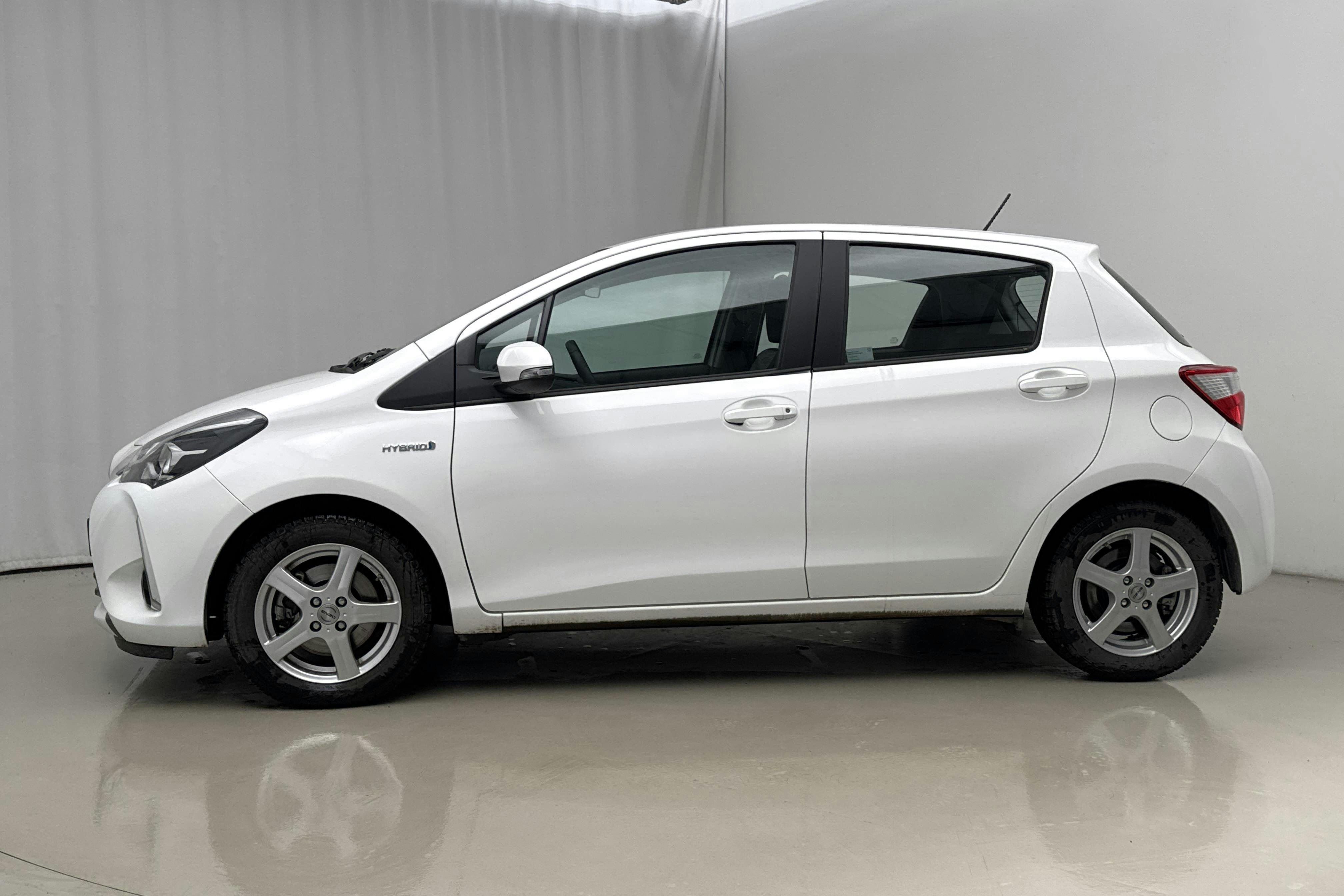 Presentationsfoto 2 av 16: Toyota Yaris 1.5 Hybrid 5dr (101hk) - 753 mil - Automat - vit - 2018