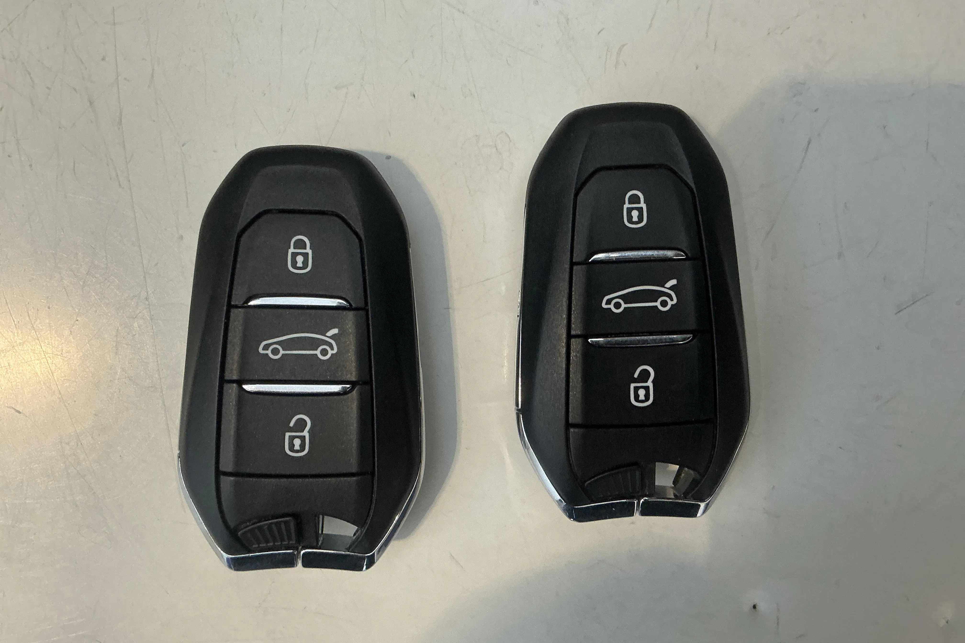 Presentation photo 17 of 17: Peugeot 3008 1.6 Plug-in Hybrid 4 (300hk) - 77 670 km - Automatic - gray - 2021