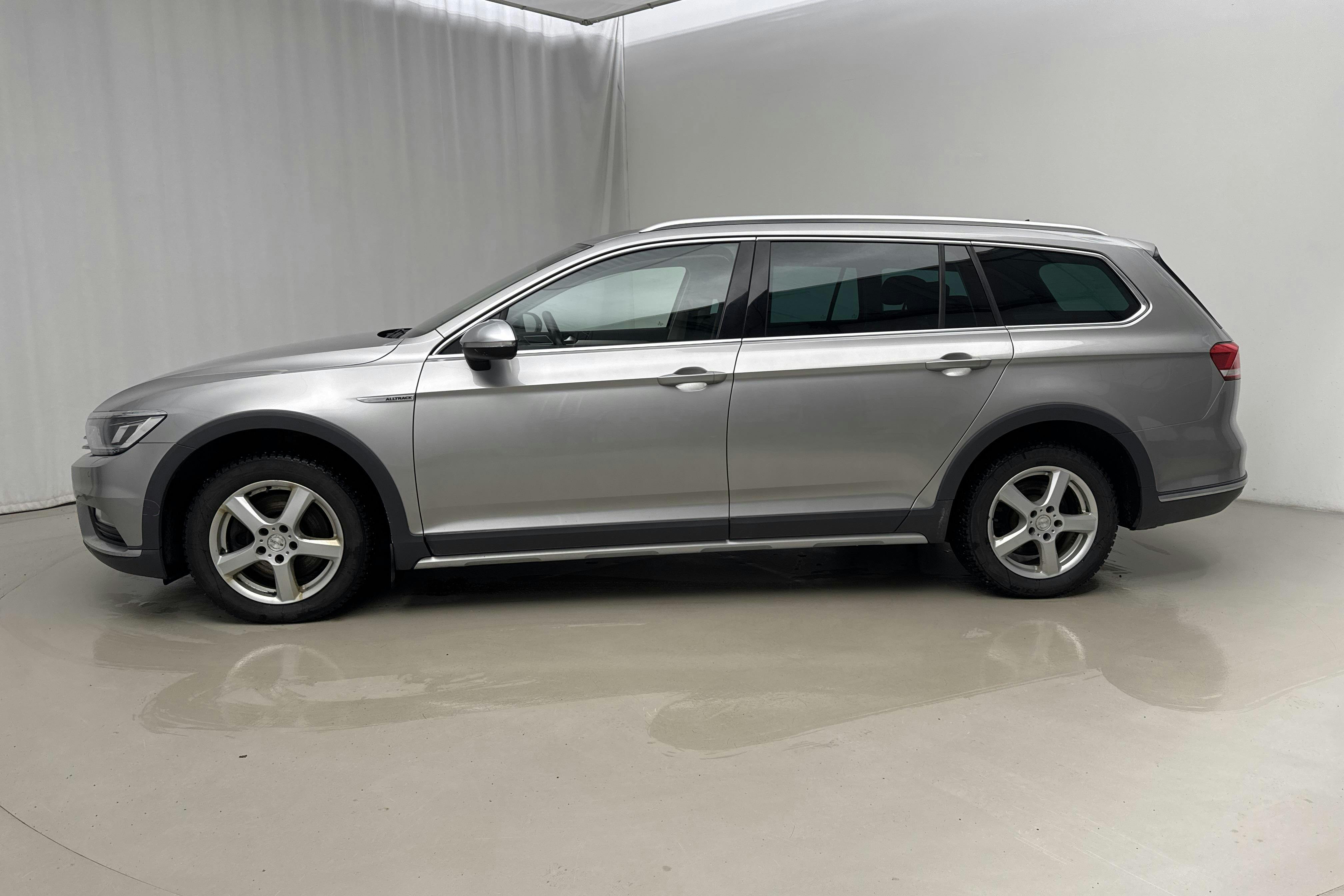 Presentationsfoto 2 av 18: VW Passat Alltrack 2.0 TDI 4MOTION (190hk) - 20 721 mil - Automat - silver - 2017