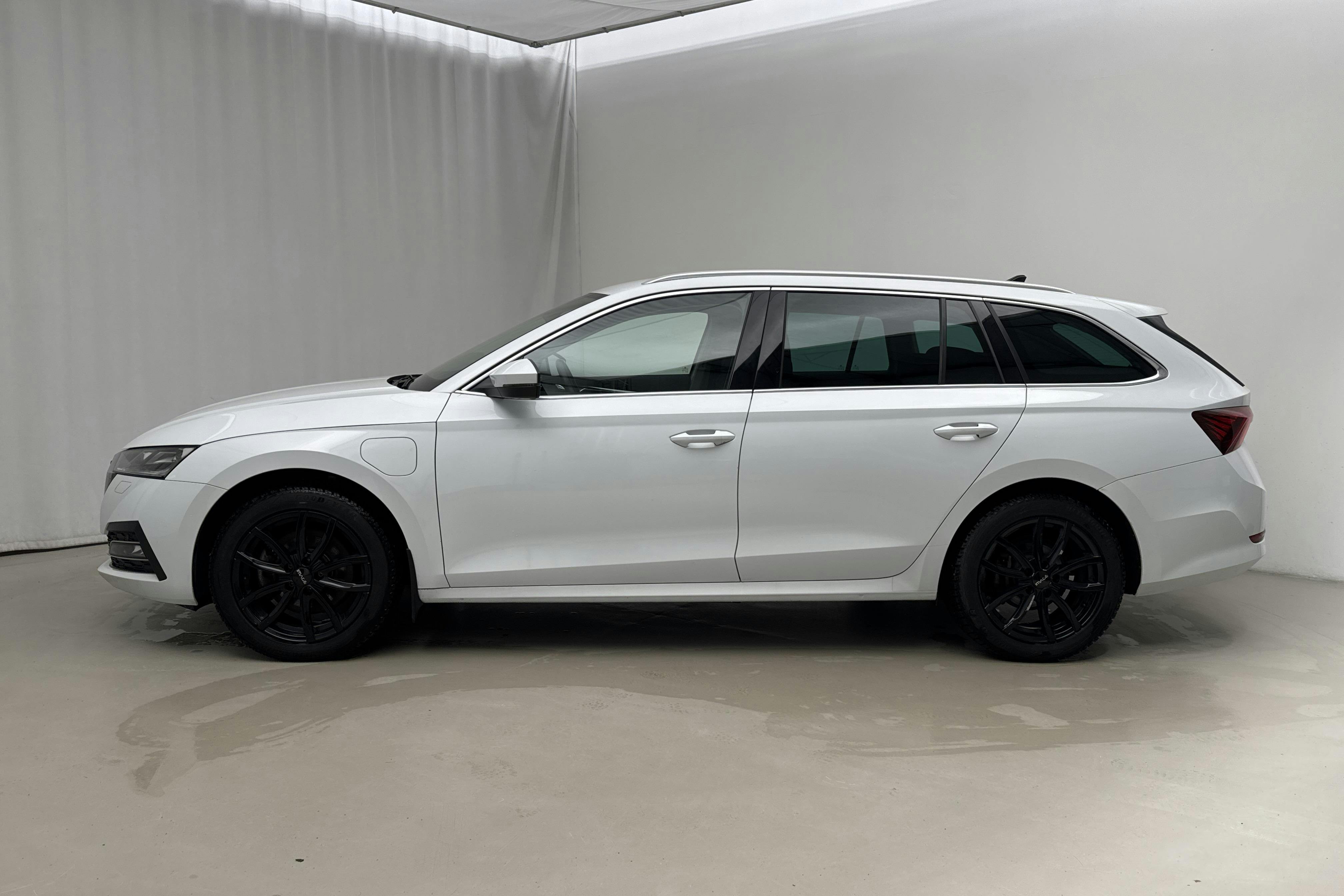 Presentation photo 2 of 23: Skoda Octavia 1.4 iV PHEV Combi (204hk) - 75 180 km - Automatic - white - 2022