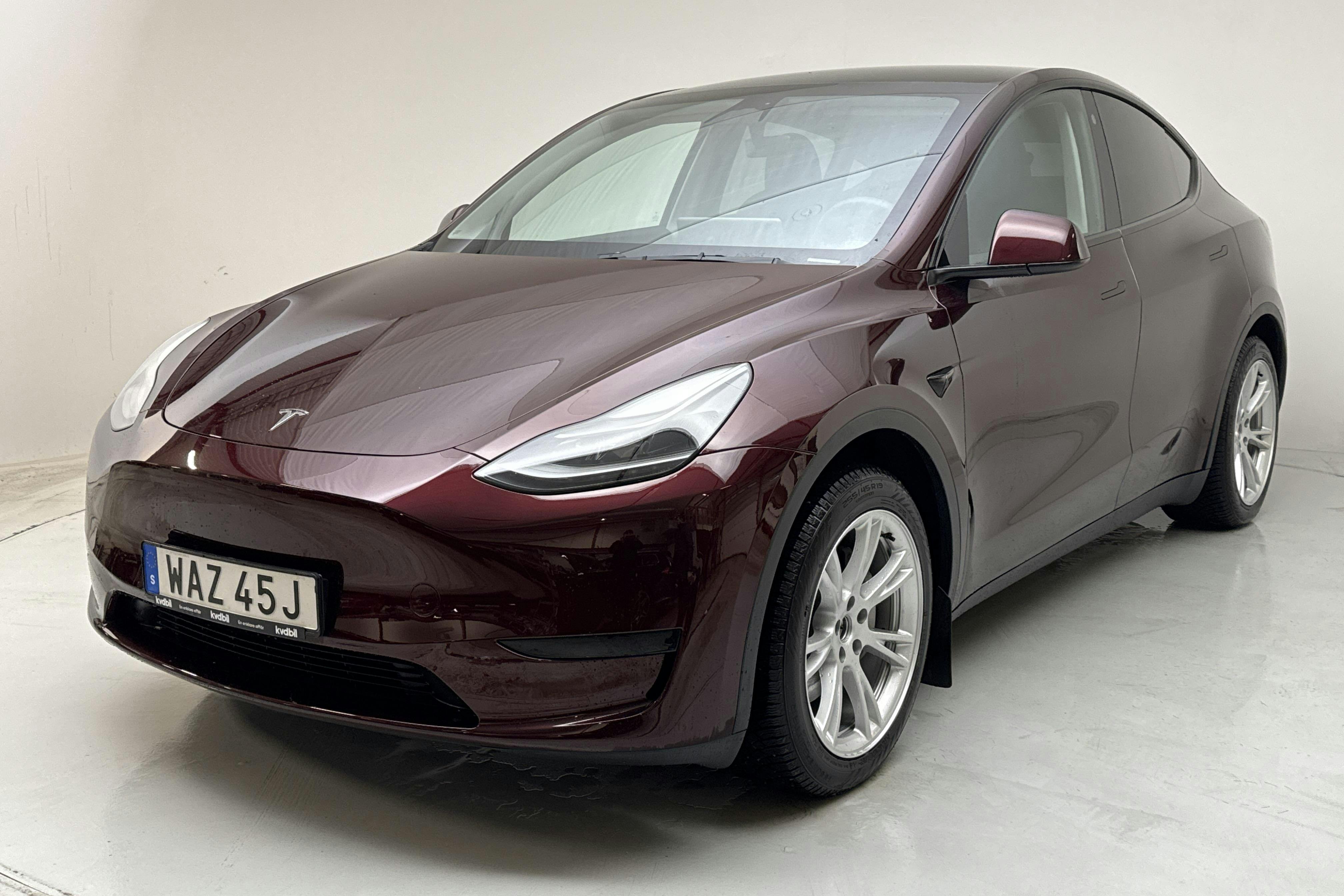 Presentationsfoto 1 av 19: Tesla Model Y RWD - 3 815 mil - Automat - röd - 2024