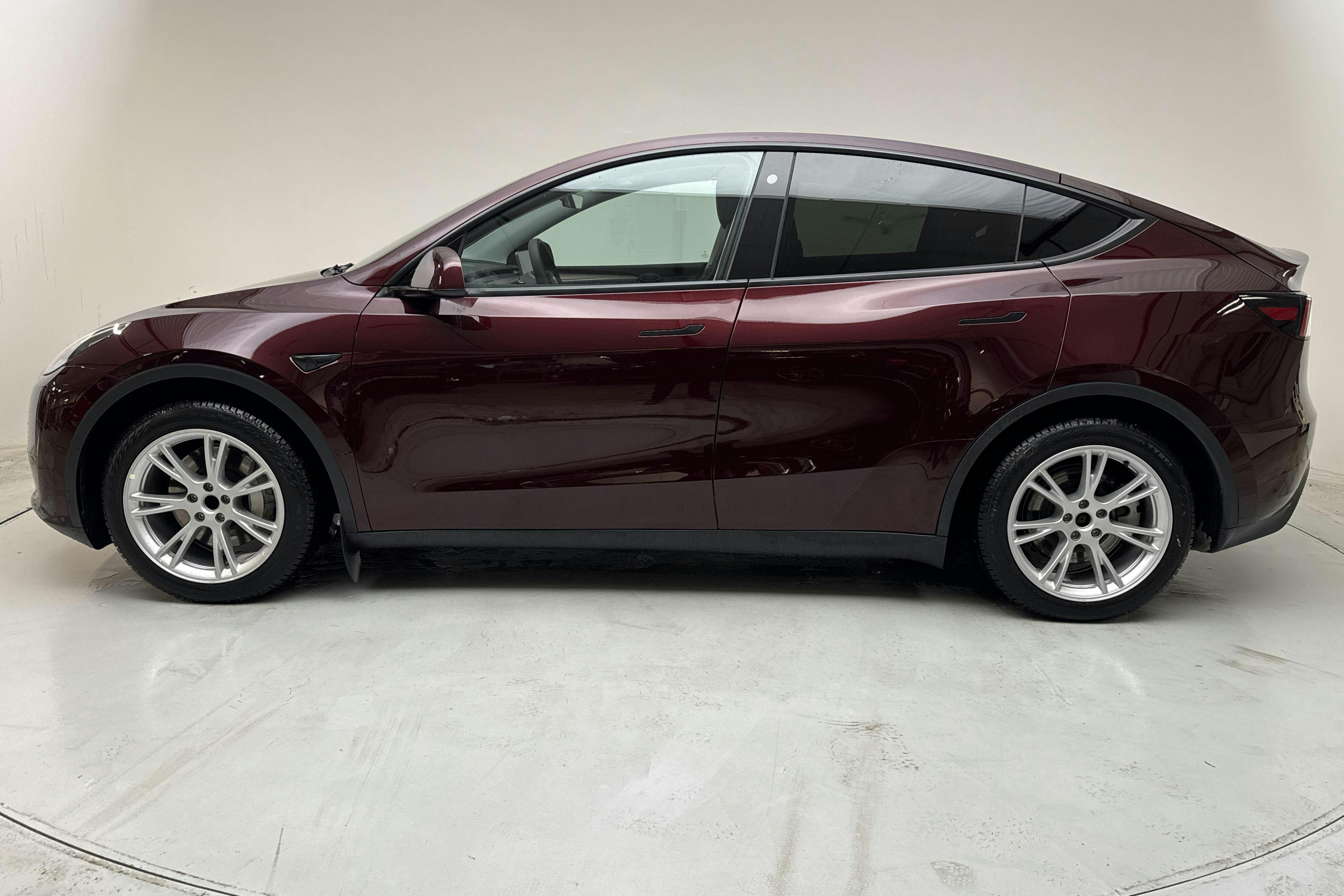 Presentationsfoto 2 av 19: Tesla Model Y RWD - 3 815 mil - Automat - röd - 2024