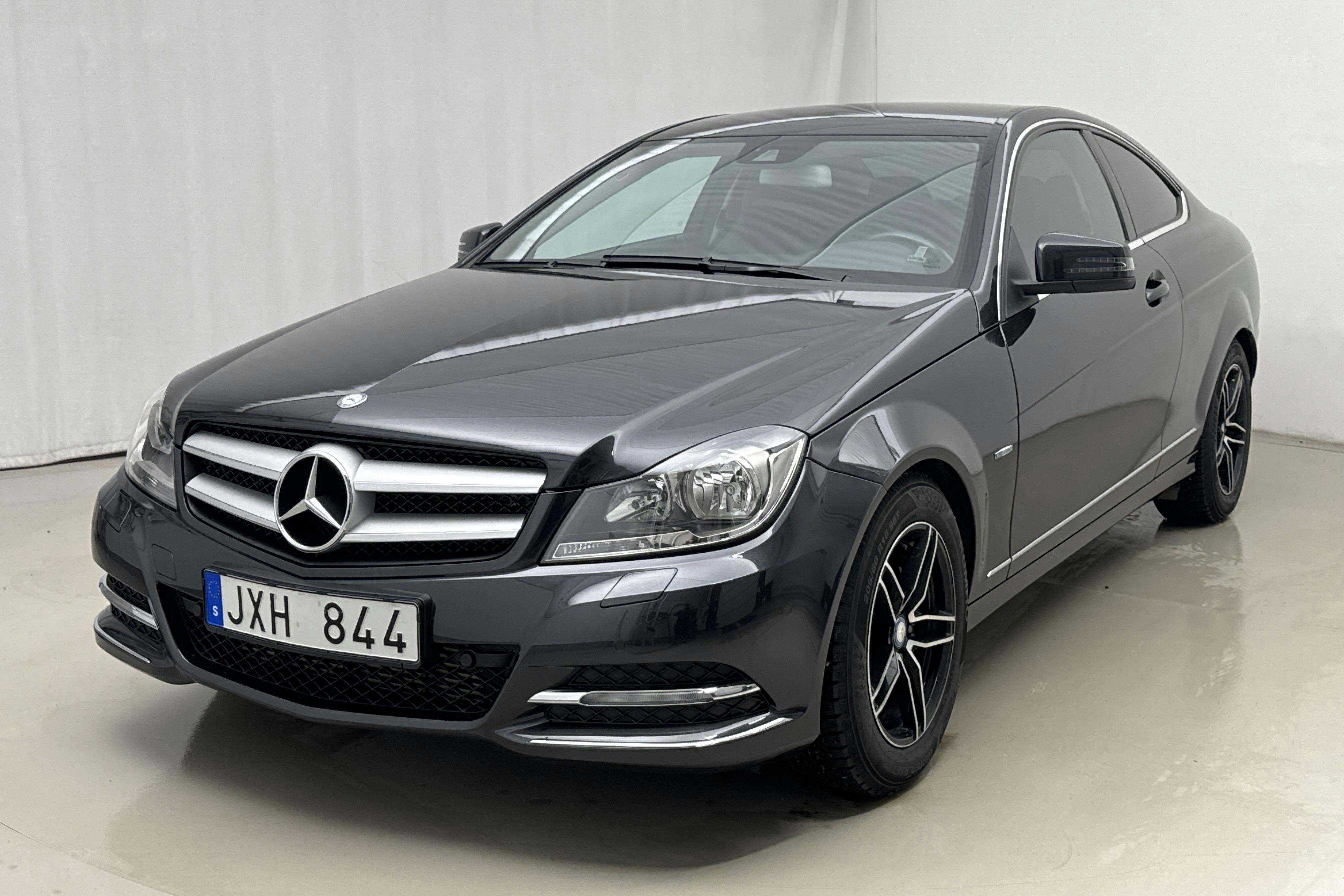 Presentationsfoto 1 av 16: Mercedes C 180 C204 (156hk) - 4 018 mil - Automat - svart - 2011