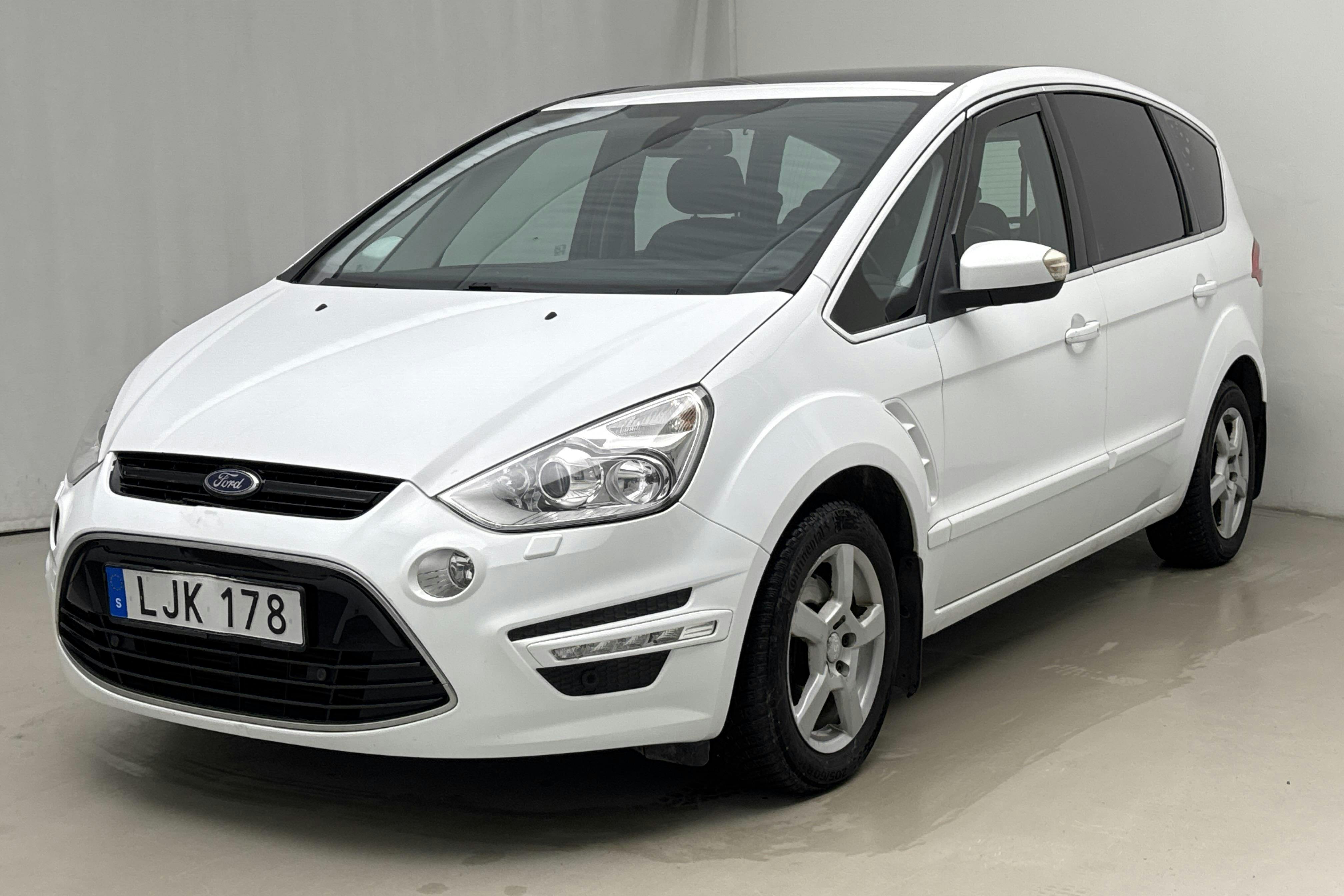 Presentationsfoto 1 av 18: Ford S-MAX 2.0 Duratorq TDCi (163hk) - 16 169 mil - Automat - vit - 2014