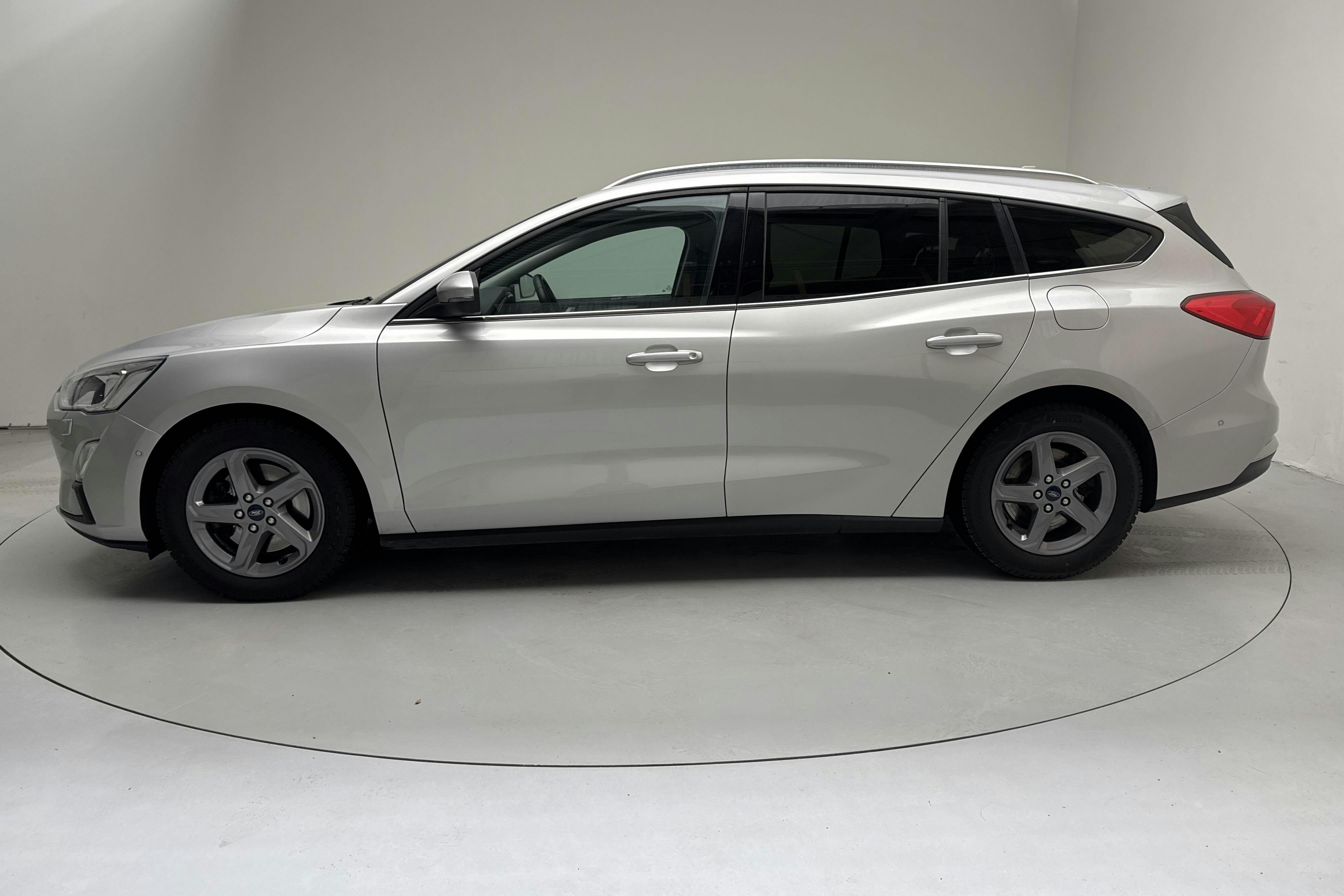 Zdjęcie prezentacyjne 2 z 12: Ford Focus 1.0 EcoBoost Kombi (125hk) - 165 090 km - Manualna - szary - 2019