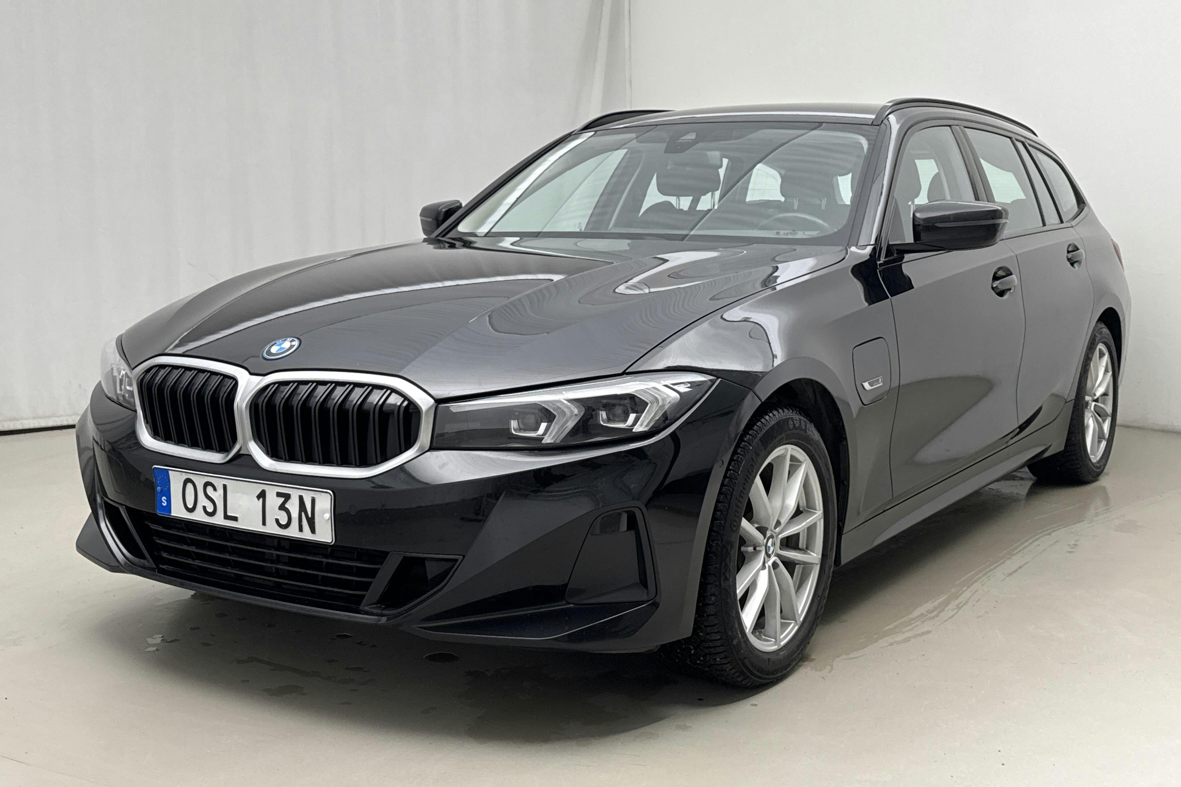 Presentationsfoto 1 av 24: BMW 330e xDrive Touring LCI, G21 (292hk) - 6 724 mil - Automat - svart - 2023