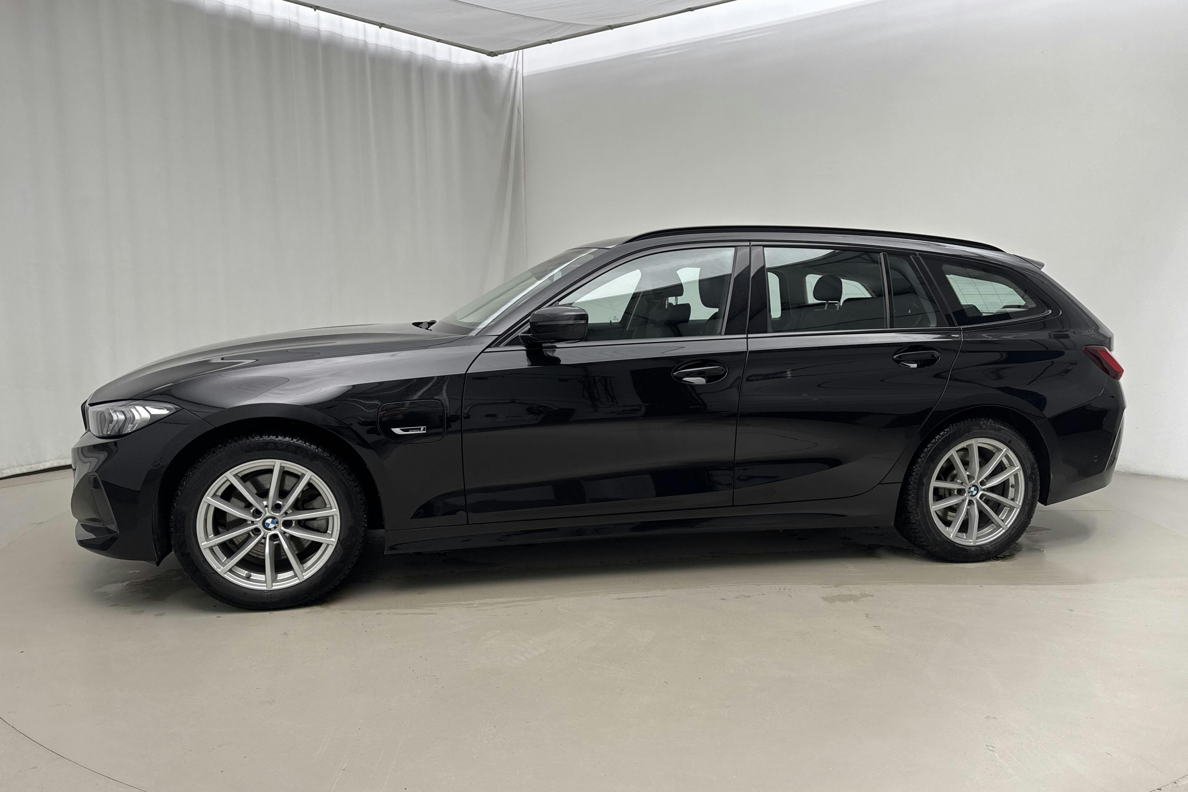 Presentationsfoto 2 av 24: BMW 330e xDrive Touring LCI, G21 (292hk) - 6 724 mil - Automat - svart - 2023