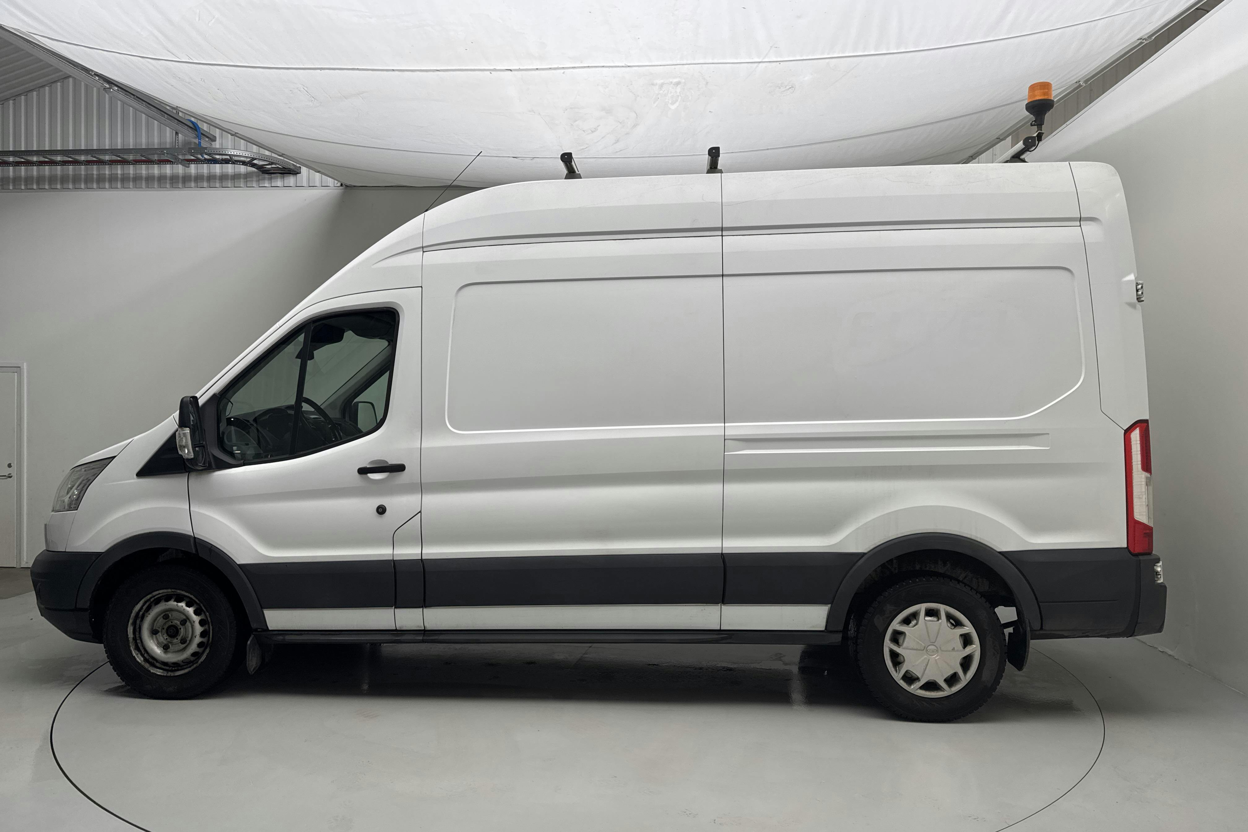 Presentation photo 2 of 15: Ford Transit 350 2.2 TDCi Skåp 2WD (125hk) - 164 110 km - Manual - white - 2016