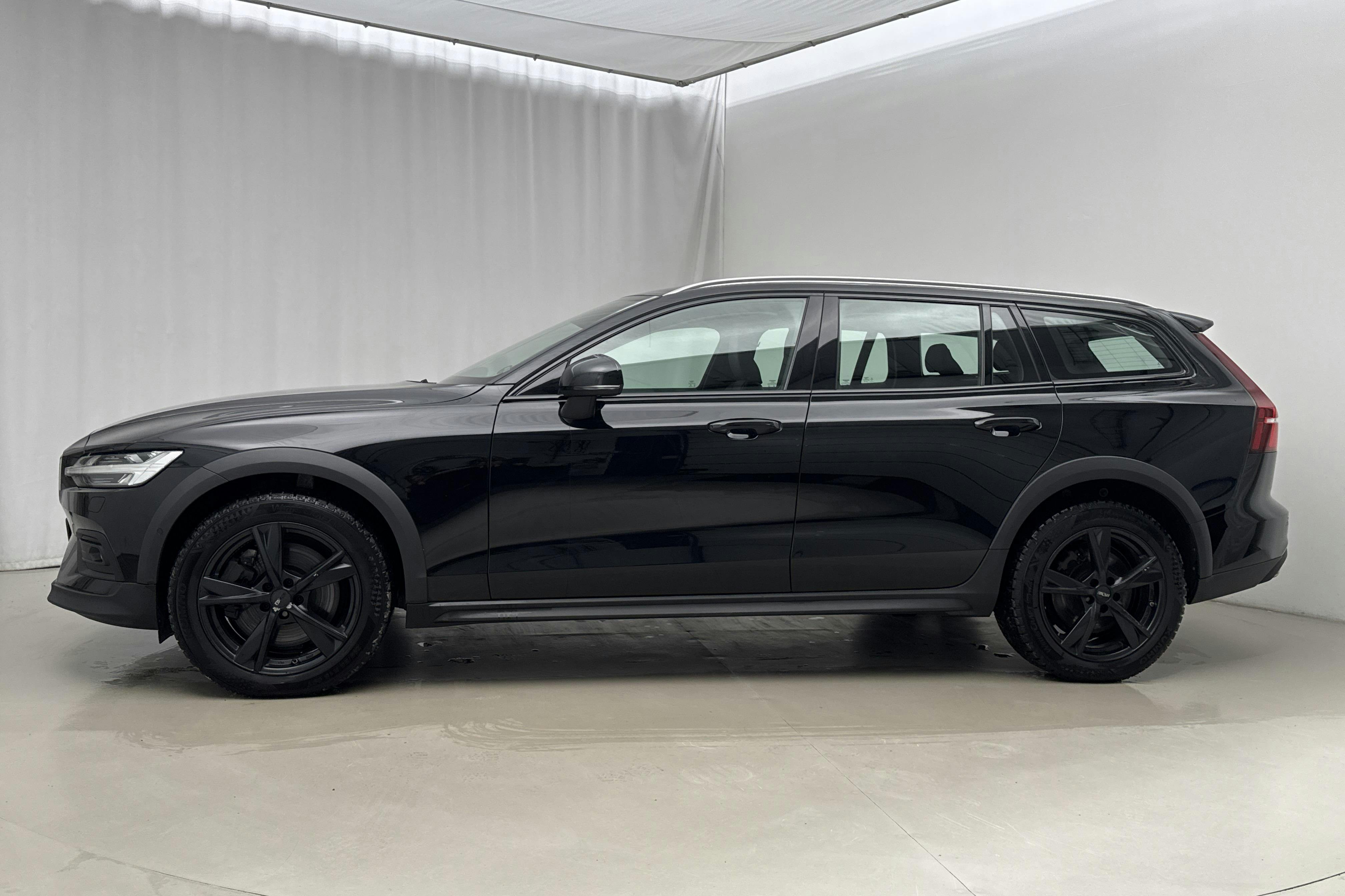 Presentationsfoto 2 av 18: Volvo V60 D4 Cross Country AWD (190hk) - 13 955 mil - Automat - svart - 2020