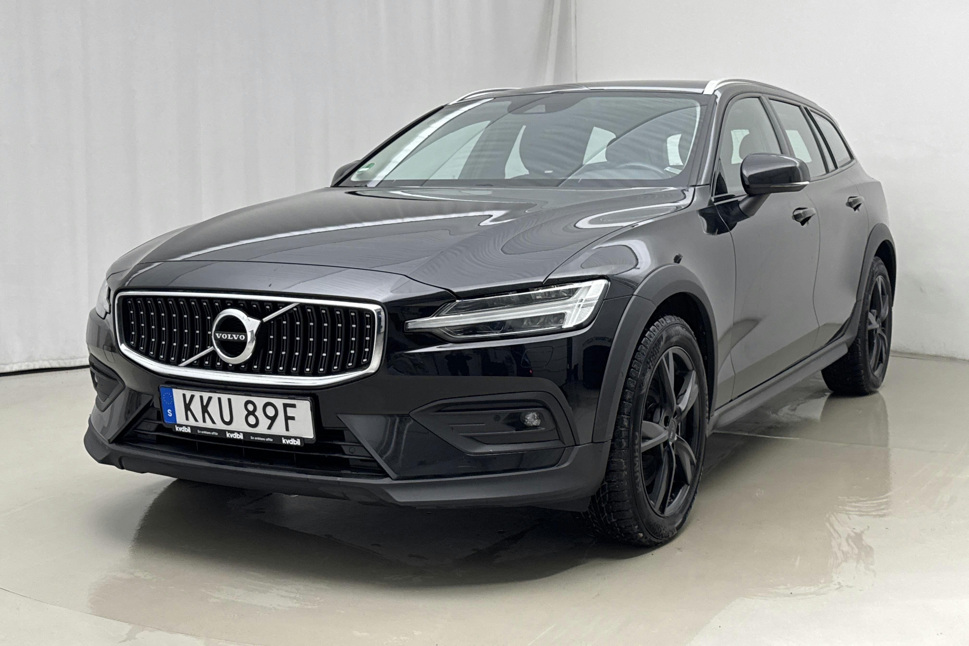 Presentationsfoto 1 av 18: Volvo V60 D4 Cross Country AWD (190hk) - 13 955 mil - Automat - svart - 2020