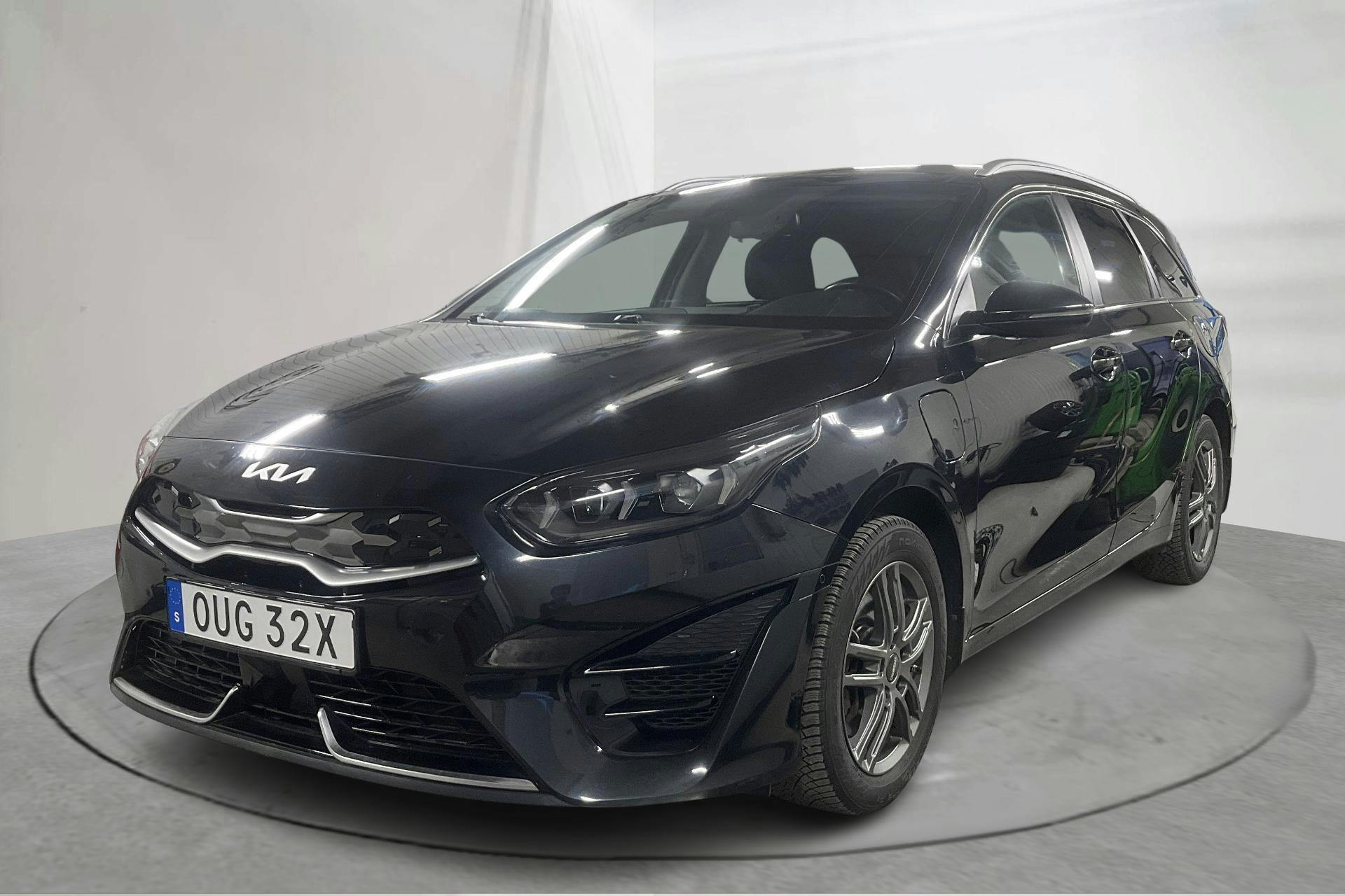 Presentation photo 1 of 19: KIA Ceed 1.6 Plug-in Hybrid SW (141hk) - 62 450 km - Automatic - black - 2022