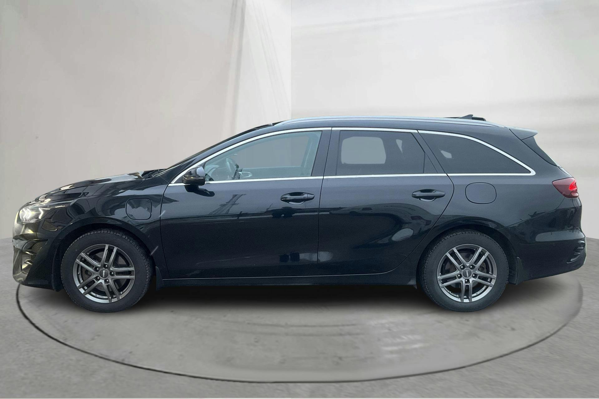 Presentation photo 2 of 19: KIA Ceed 1.6 Plug-in Hybrid SW (141hk) - 62 450 km - Automatic - black - 2022
