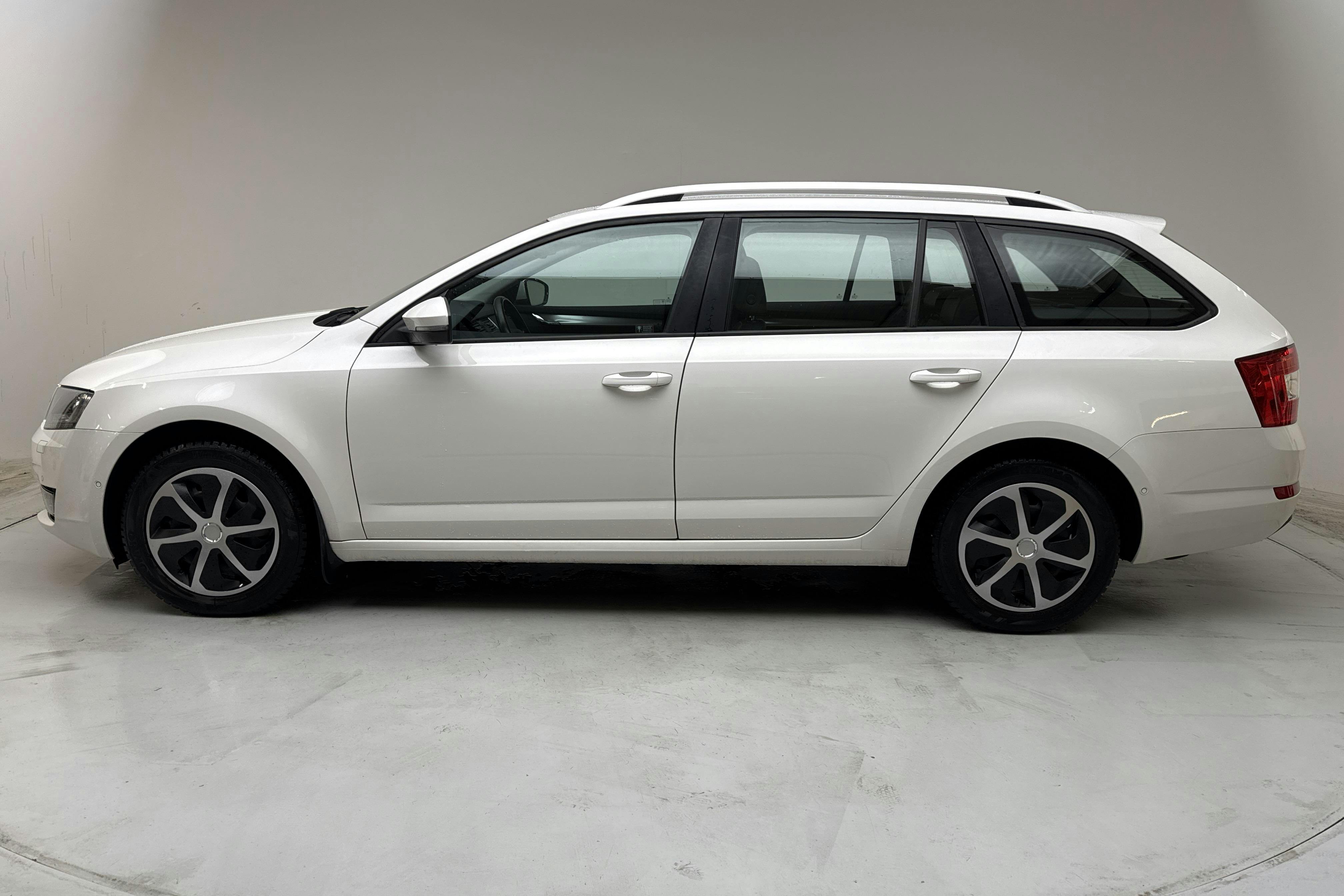 Presentationsfoto 2 av 14: Skoda Octavia III 1.8 TSI Combi (180hk) - 12 890 mil - Automat - vit - 2013