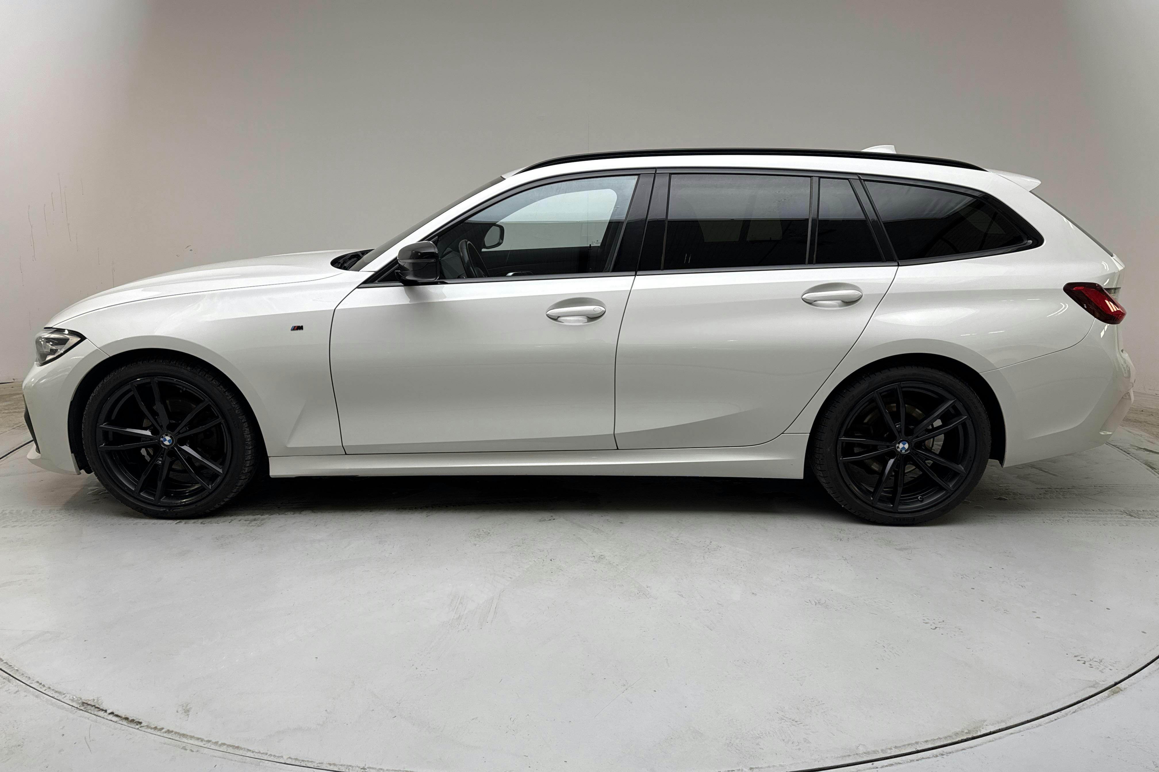 Presentationsfoto 2 av 13: BMW 320d xDrive Touring, G21 (190hk+11hk) - 23 472 mil - Automat - vit - 2021
