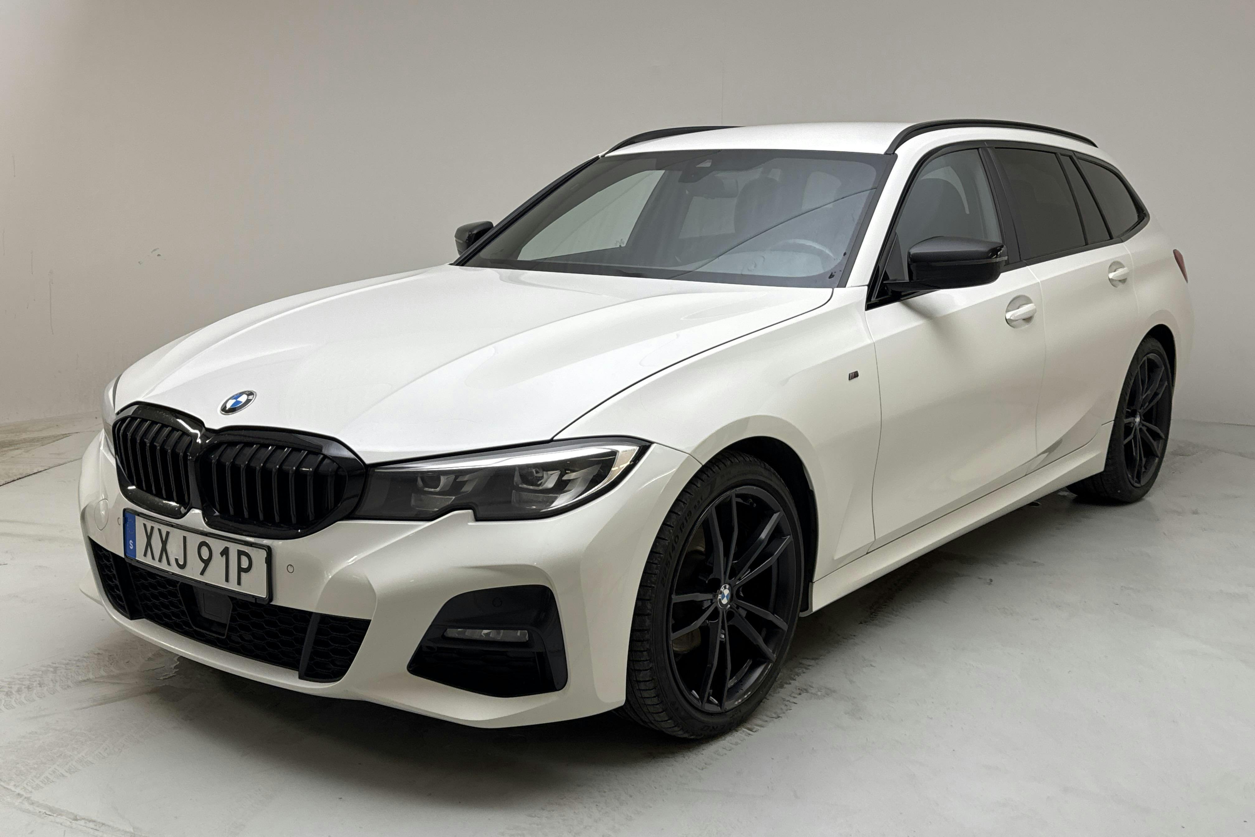 Presentationsfoto 1 av 13: BMW 320d xDrive Touring, G21 (190hk+11hk) - 23 472 mil - Automat - vit - 2021