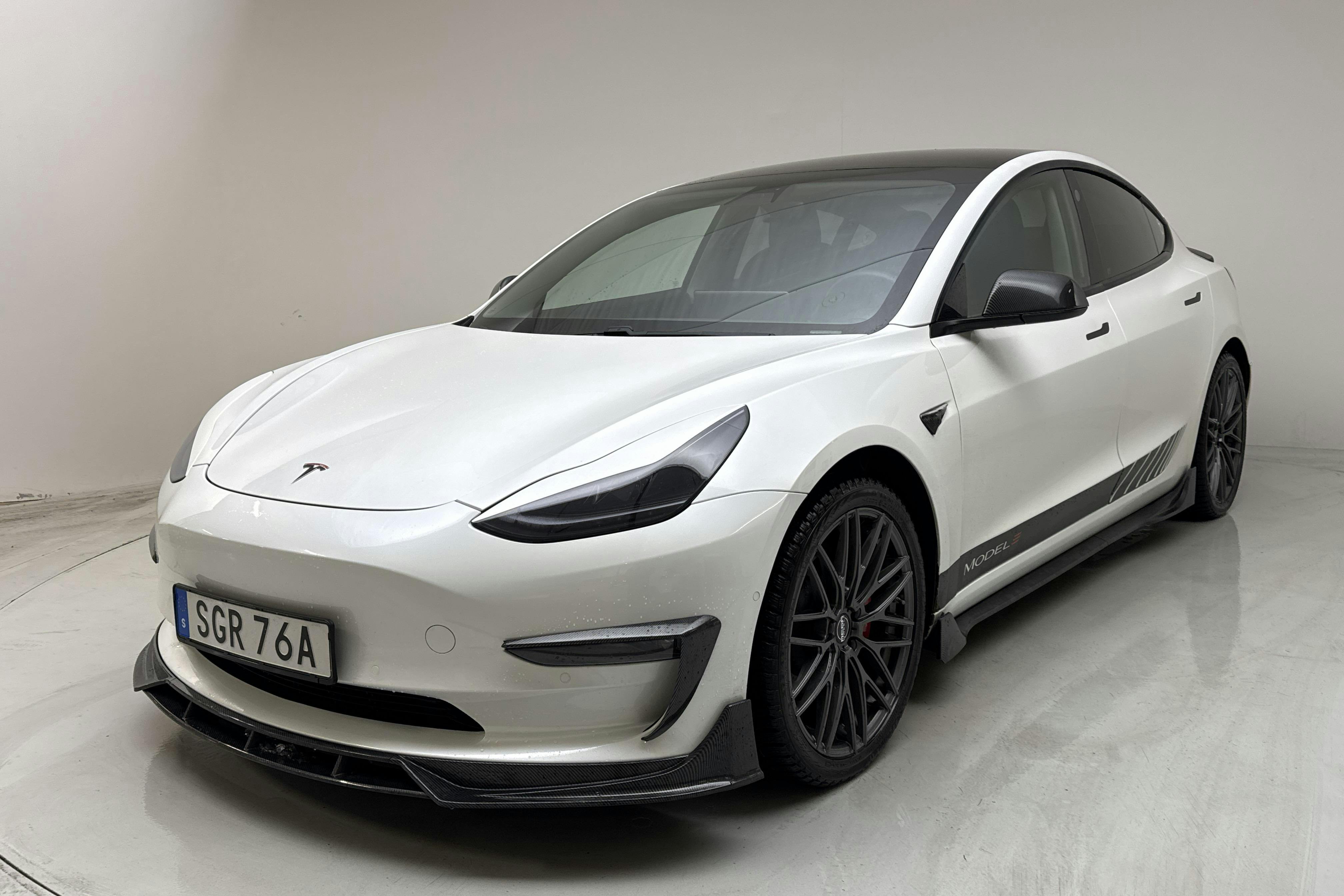 Presentationsfoto 1 av 21: Tesla Model 3 Performance AWD - 11 439 mil - Automat - vit - 2021