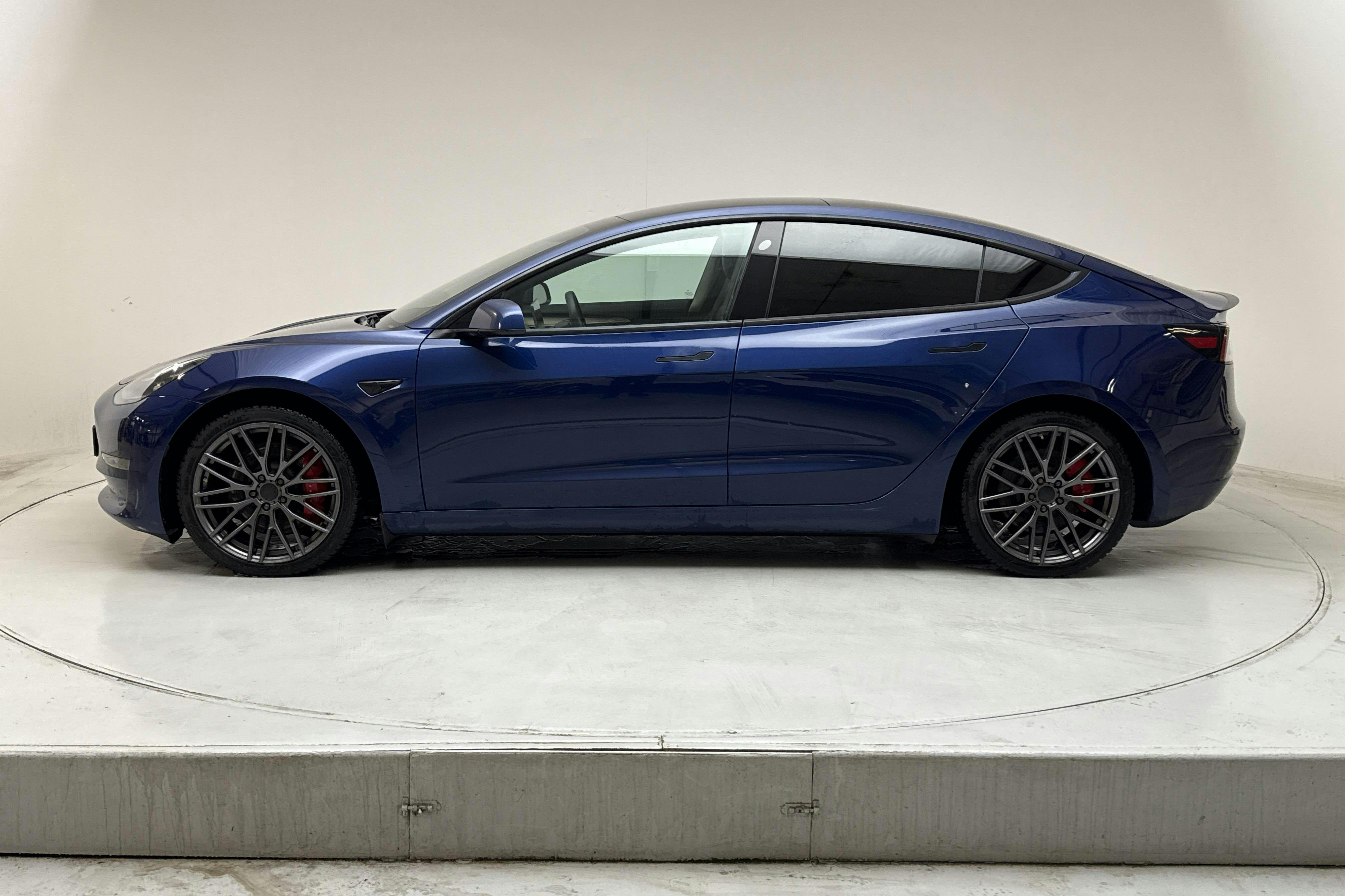 Presentationsfoto 2 av 21: Tesla Model 3 Performance AWD - 14 080 mil - Automat - blå - 2021