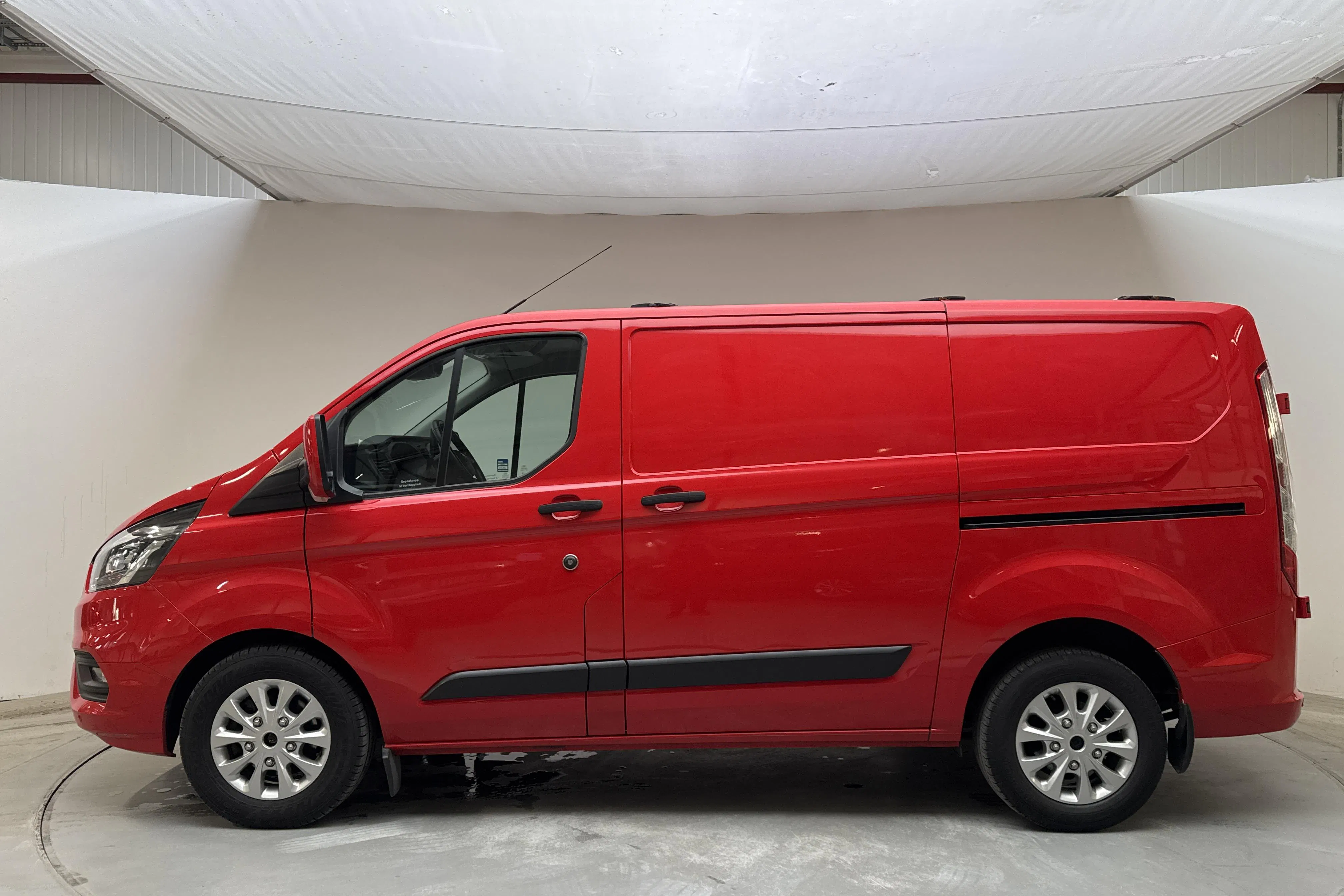 Presentationsfoto 2 av 14: Ford Transit Custom 340 2.0 TDCi 2WD Skåp (130hk) - 15 432 mil - Automat - röd - 2022