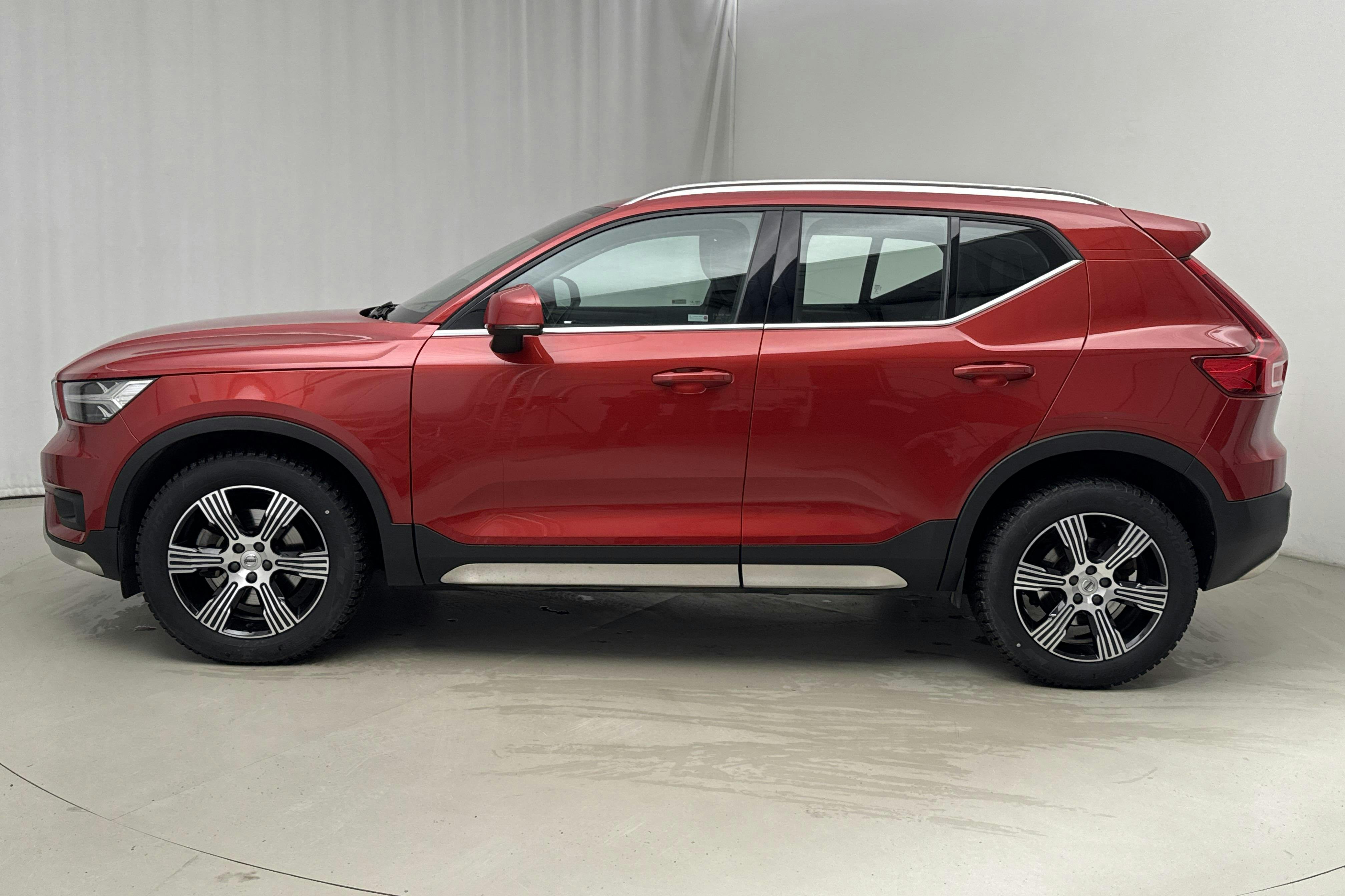 Presentation photo 2 of 17: Volvo XC40 B4 2WD (197hk) - 64 170 km - Automatic - red - 2021