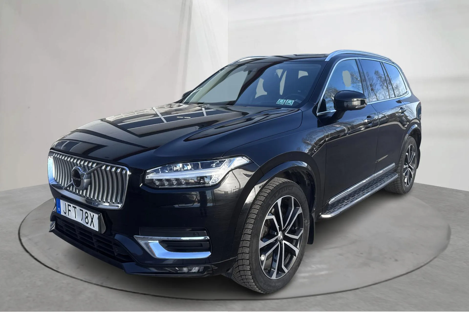 Presentationsfoto 1 av 28: Volvo XC90 B5 Mildhybrid, Diesel AWD (235hk) - 20 236 mil - Automat - svart - 2020