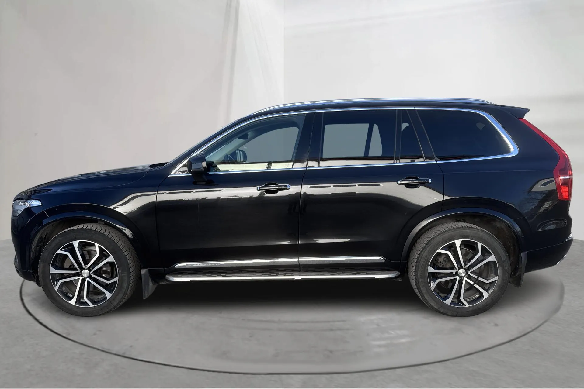Presentationsfoto 2 av 28: Volvo XC90 B5 Mildhybrid, Diesel AWD (235hk) - 20 236 mil - Automat - svart - 2020